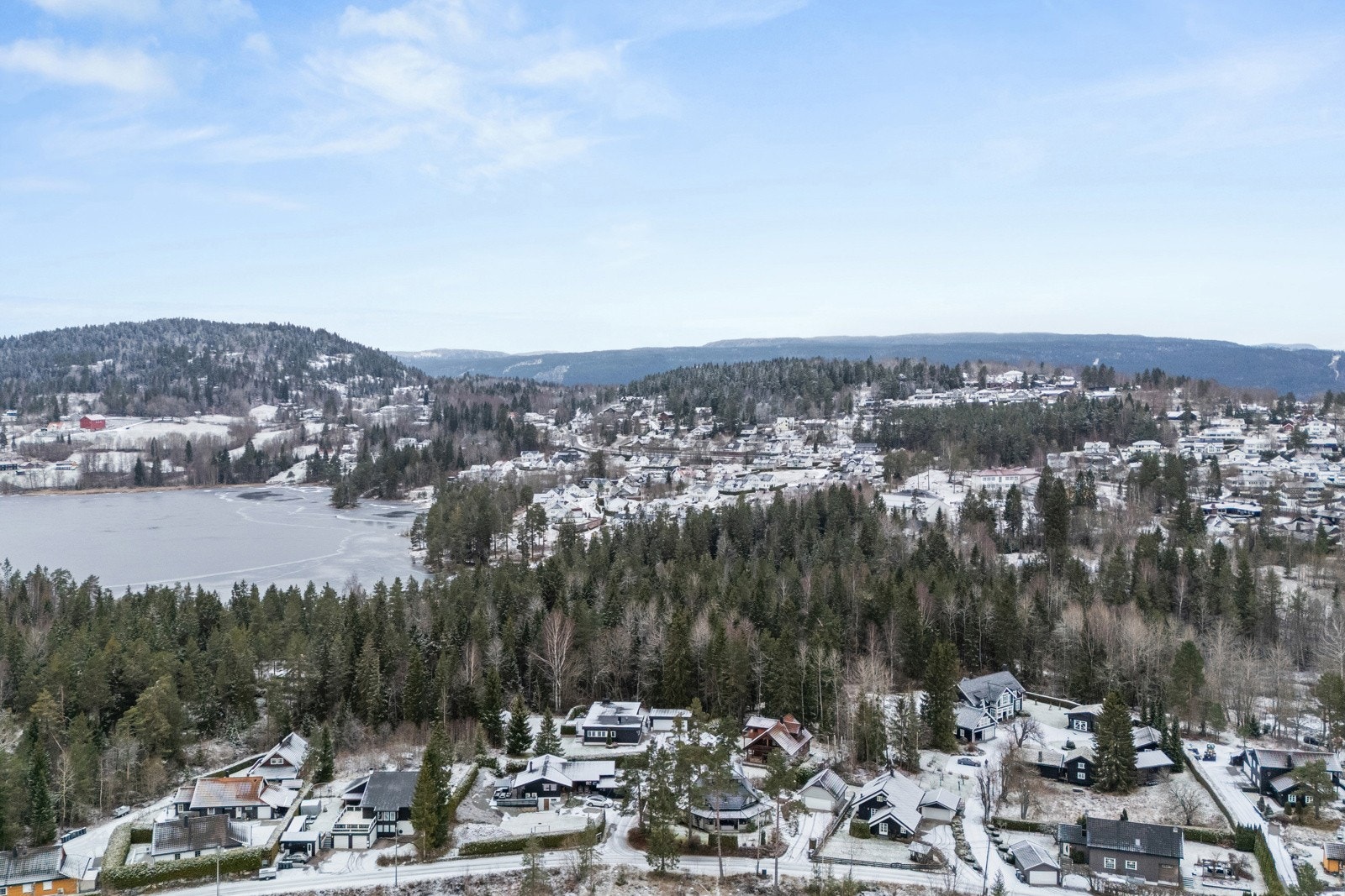 Det er også kort vei til Stordammen, et populært badeområde med badeplasser, stupetårn, toalettfasiliteter og opparbeidede turveier Galleribilde