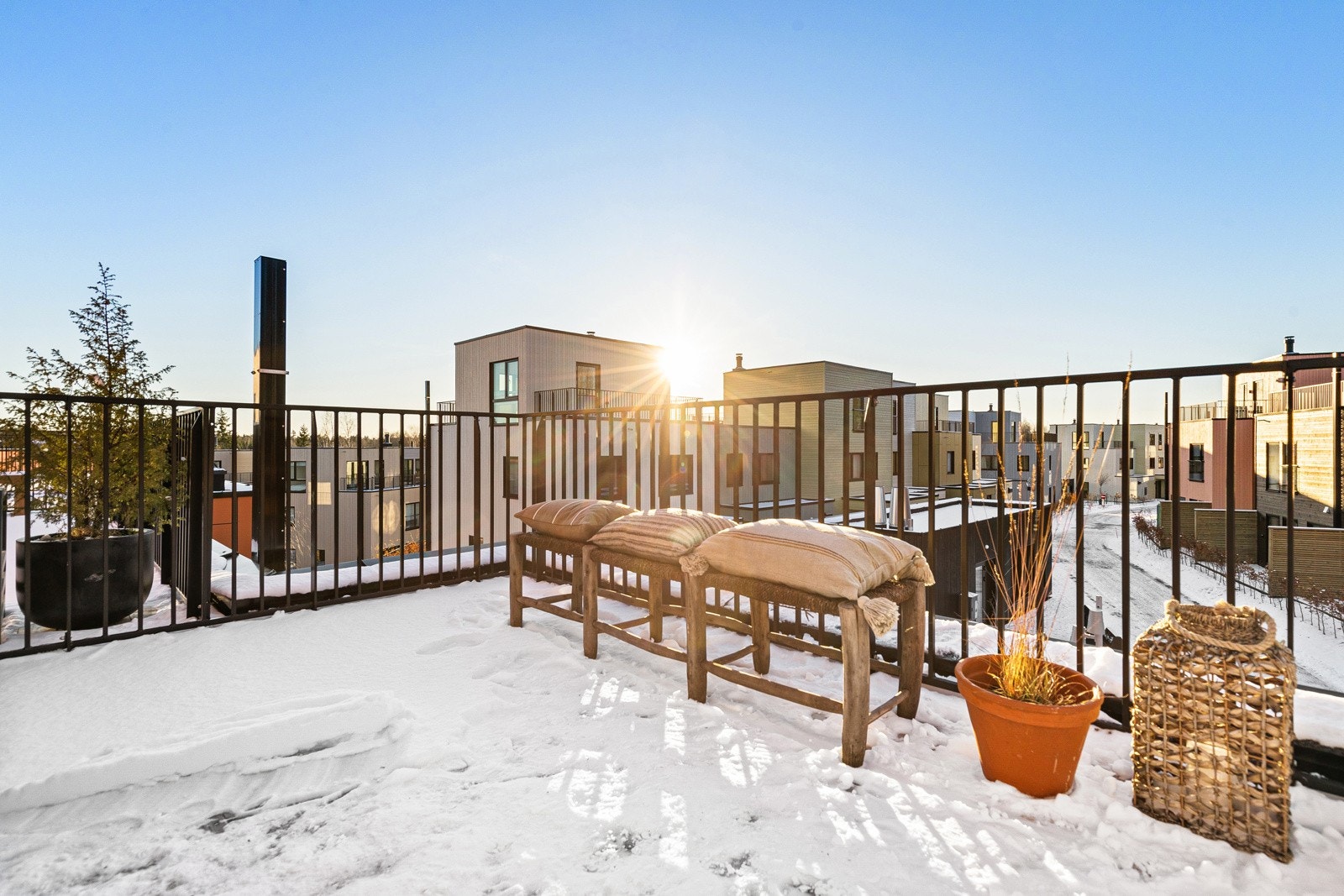Flott takterrasse med god plass til utemøblement og grill. Bildene i annonsen er fra annen bolig i prosjektet. Det er avvik mellom bildene og planløsning/plassering til boligen som selges. Galleribilde