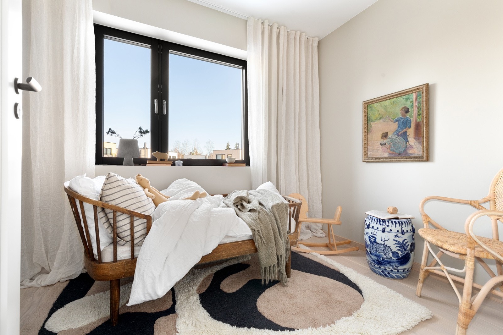 Soverom III. Bildene i annonsen er fra annen bolig i prosjektet. Det er avvik mellom bildene og planløsning/plassering til boligen som selges. Galleribilde