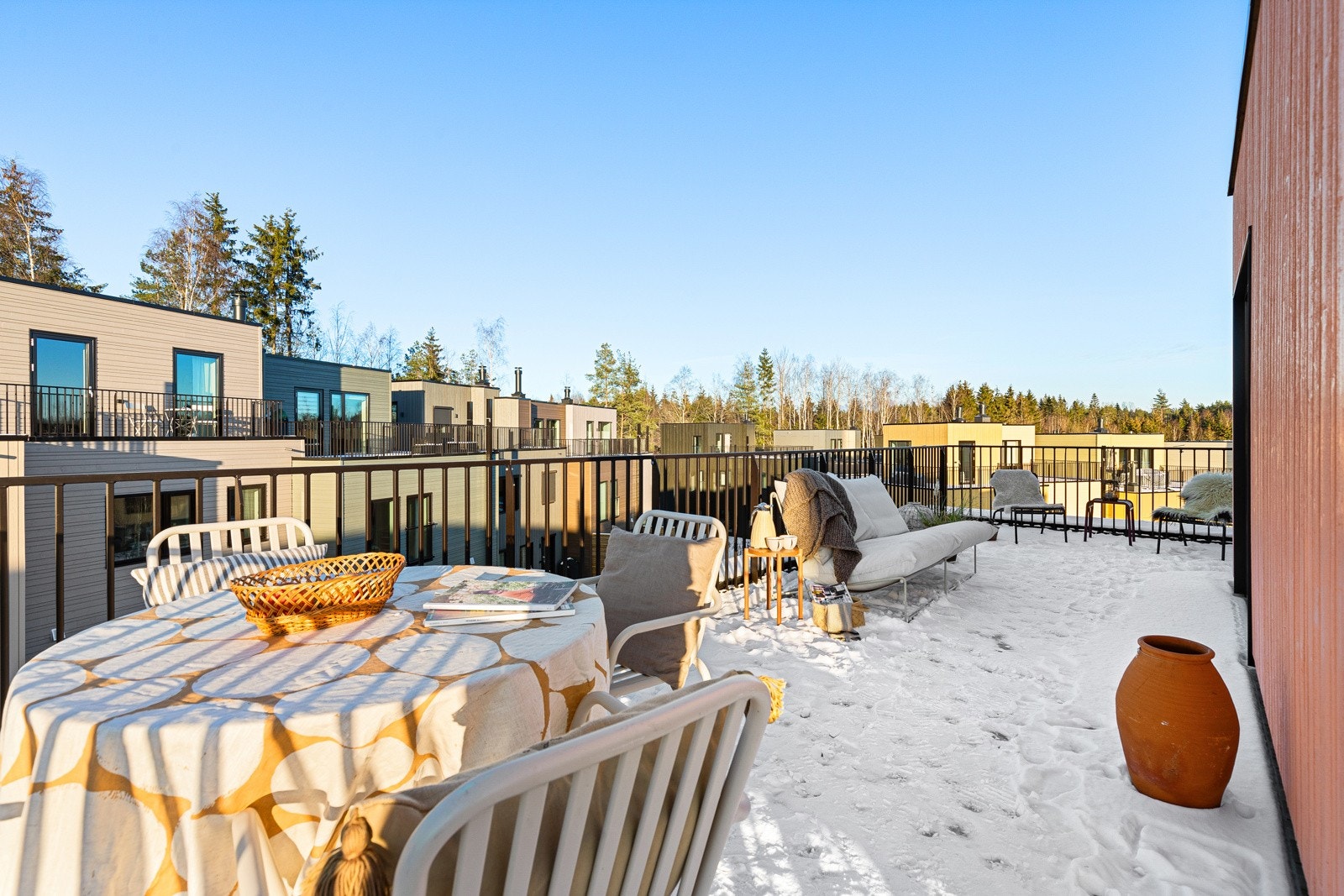 Velkommen til Dagny Fridrichsens vei 28 - presentert av Henrik Erland Morud v/PrivatMegleren Dyve & Partnere. Bildene i annonsen er fra annen bolig i prosjektet. Det er avvik mellom bildene og planløsning/plassering til boligen som selges. Galleribilde