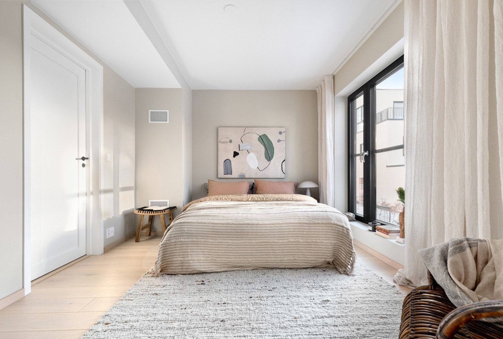 Mastersoverom med eget suite bad. Bildene i annonsen er fra annen bolig i prosjektet. Det er avvik mellom bildene og planløsning/plassering til boligen som selges. Galleribilde