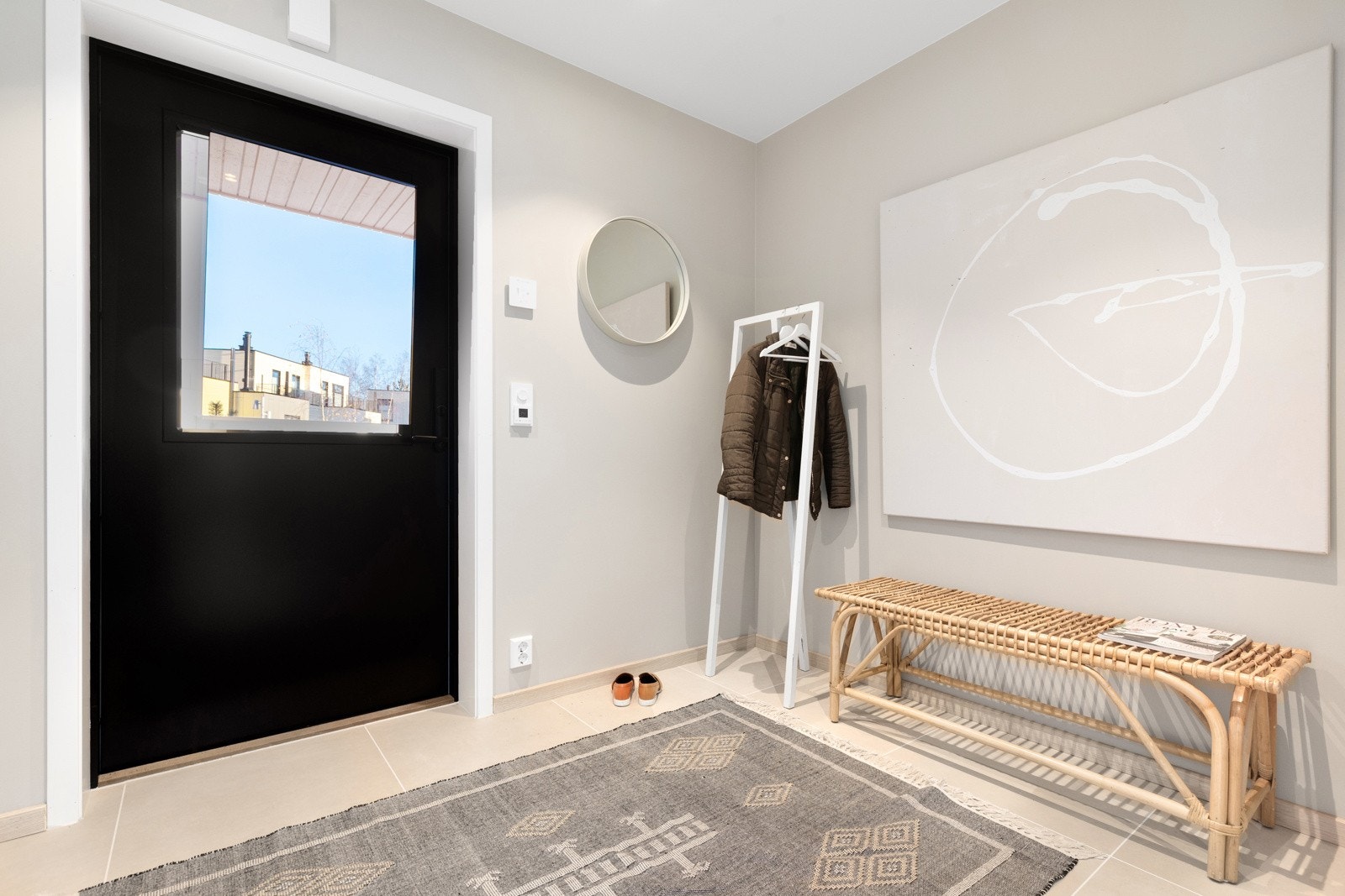 Romslig entré med flislagt gulv med varme. Bildene i annonsen er fra annen bolig i prosjektet. Det er avvik mellom bildene og planløsning/plassering til boligen som selges. Galleribilde