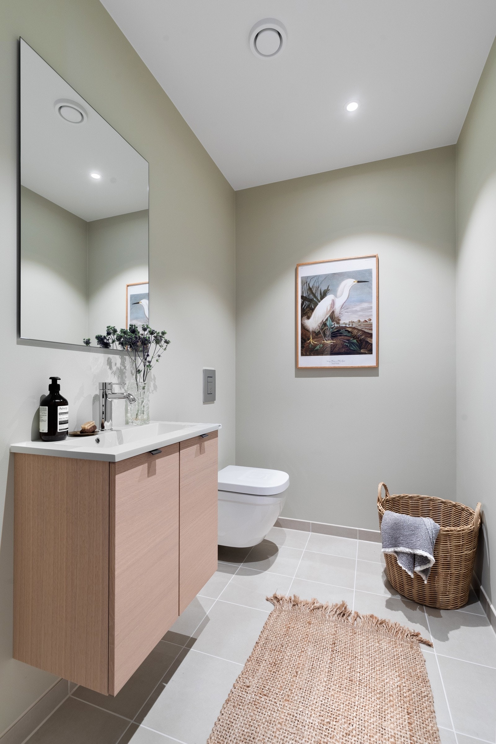 Adkomst til gjestetoalett. Bildene i annonsen er fra annen bolig i prosjektet. Det er avvik mellom bildene og planløsning/plassering til boligen som selges. Galleribilde