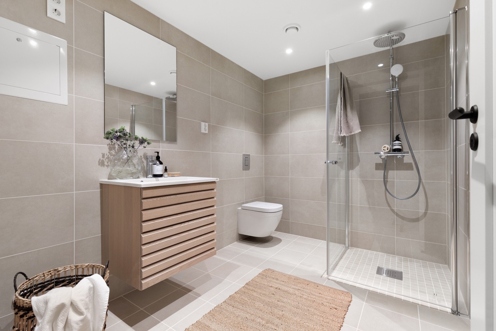 Svært familievennlig planløsning med tre soverom og to bad samlet på ett og samme plan, i tillegg til et fjerde soverom i tredje etasje. Bildene i annonsen er fra annen bolig i prosjektet. Det er avvik mellom bildene og planløsning/plassering til boligen Galleribilde