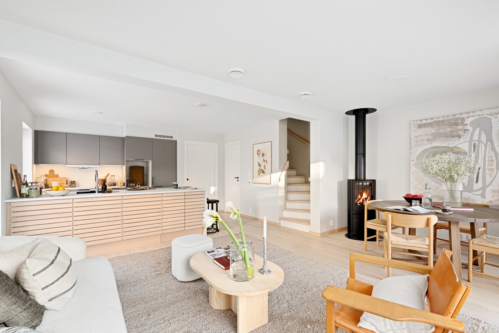 Vi har gleden av å presentere et moderne og innholdsrikt rekkehus over tre etasjer. Bildene i annonsen er fra annen bolig i prosjektet. Det er avvik mellom bildene og planløsning/plassering til boligen som selges. Galleribilde