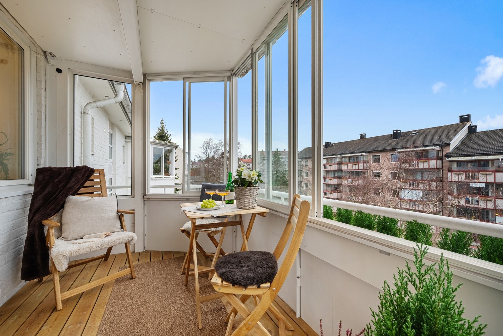 Ikke minst har boligen en flott innglasset balkong på ca. 7 m² som forlenger sesongen og gir et lunt og trivelig uteområde. Galleribilde