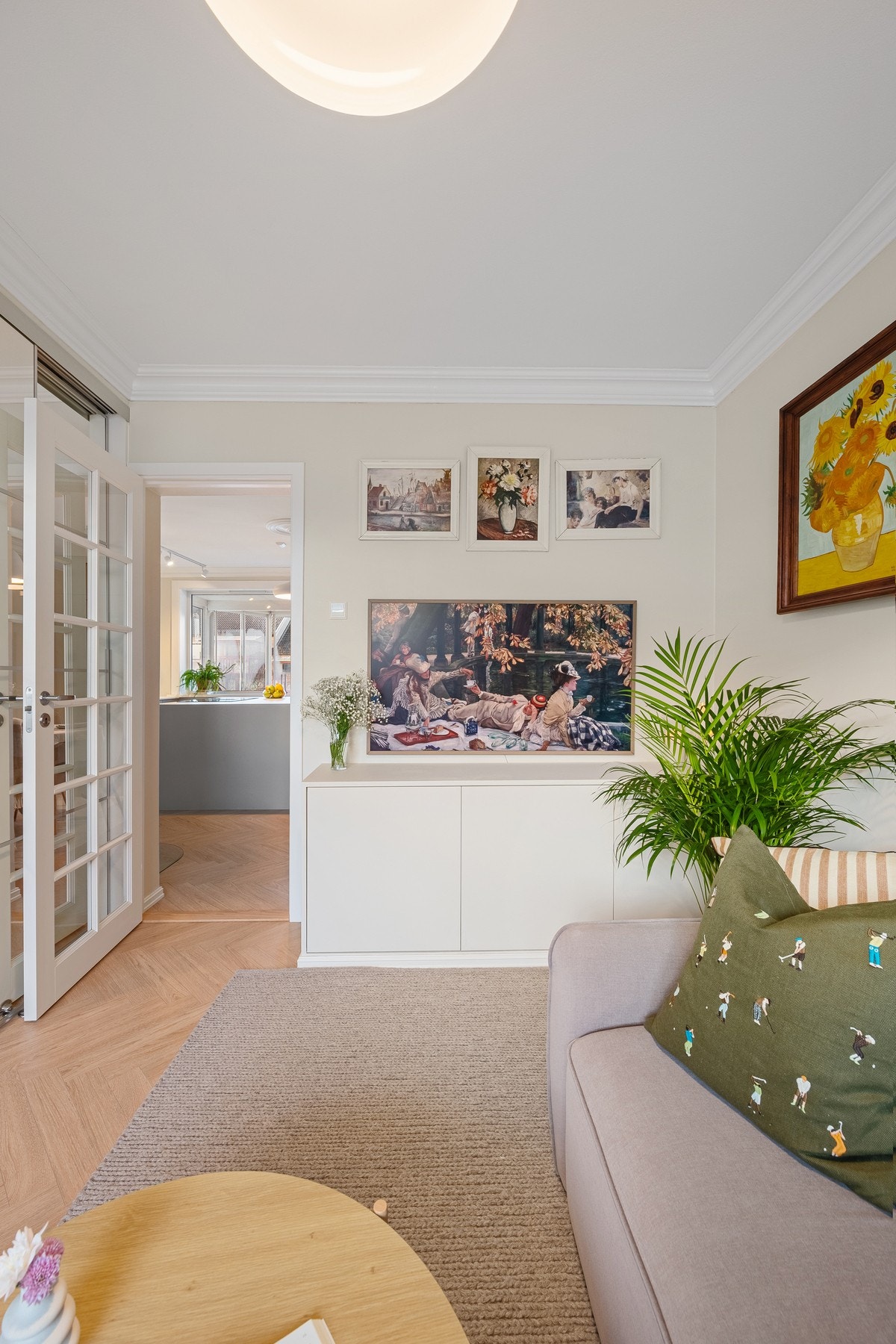 Leiligheten holder en gjennomgående god standard og ble oppusset i 2024 med nye overflater. Galleribilde