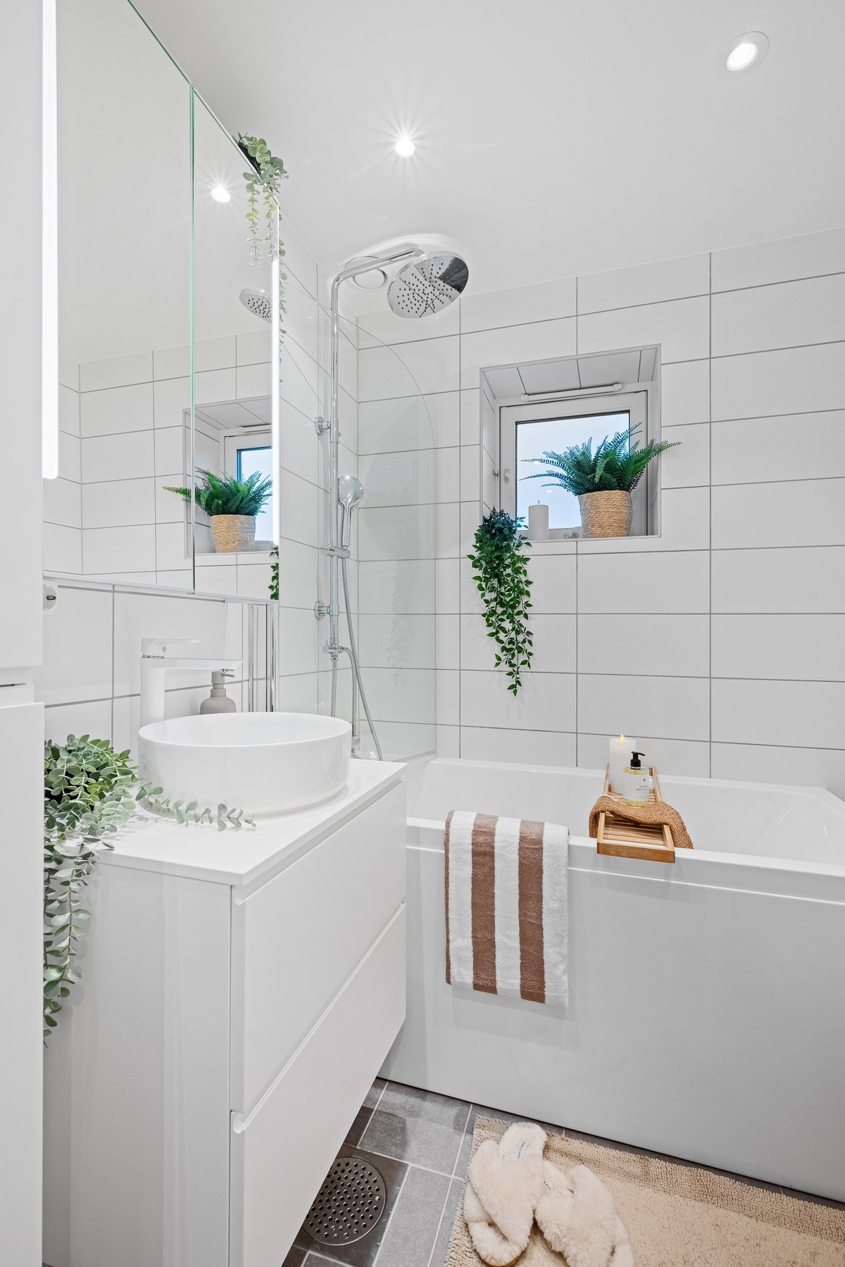 Innredningen består av vegghengt toalett, badekar, servant, elektrisk håndkletørker og opplegg for vaskemaskin. (Vaskemaskin følger i utgangspunkt ikke med ved handelen). Galleribilde