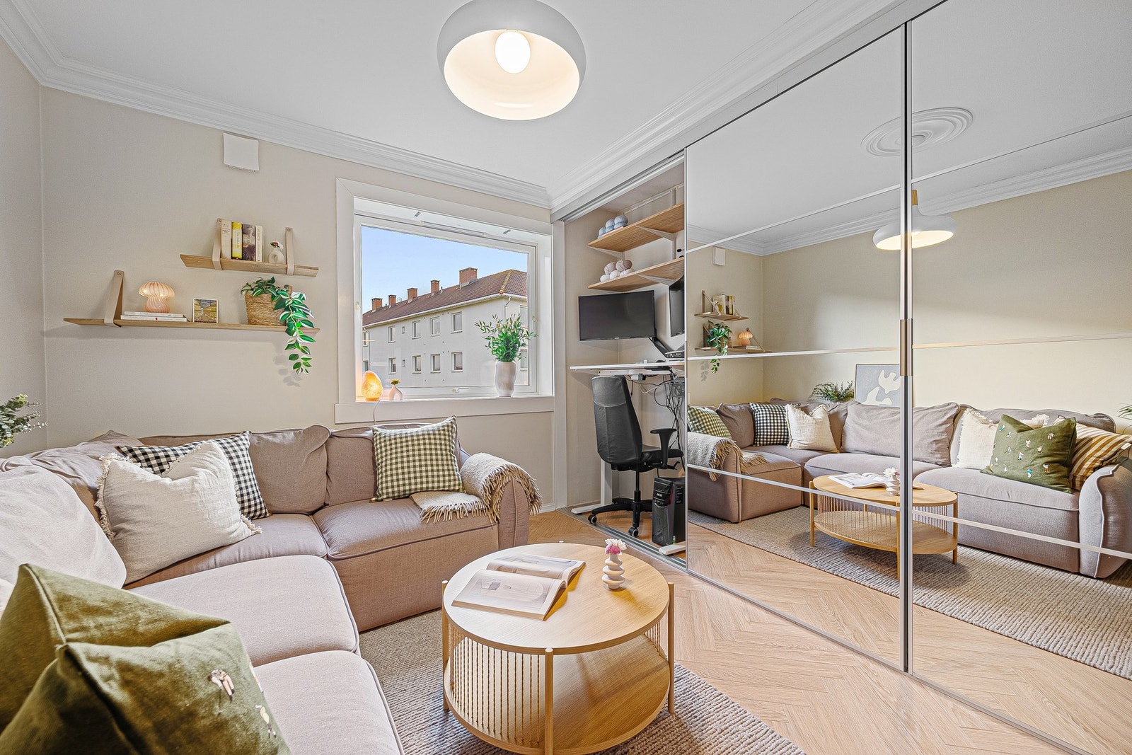 Hyggelig stue med skyvedørsgarderobe og mulighet for å innrede en egen arbeidsplass dersom man ønsker det. Galleribilde