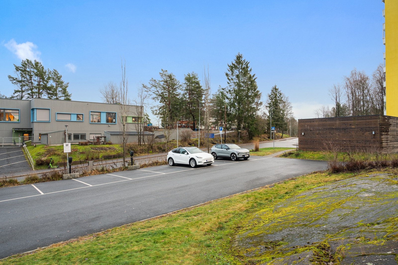 Mulighet for å leie parkeringsplass i borettslaget etter venteliste. Borettslaget har en egen ladepark hvor beboere uten fast ladeplass også kan lade bilen. Galleribilde