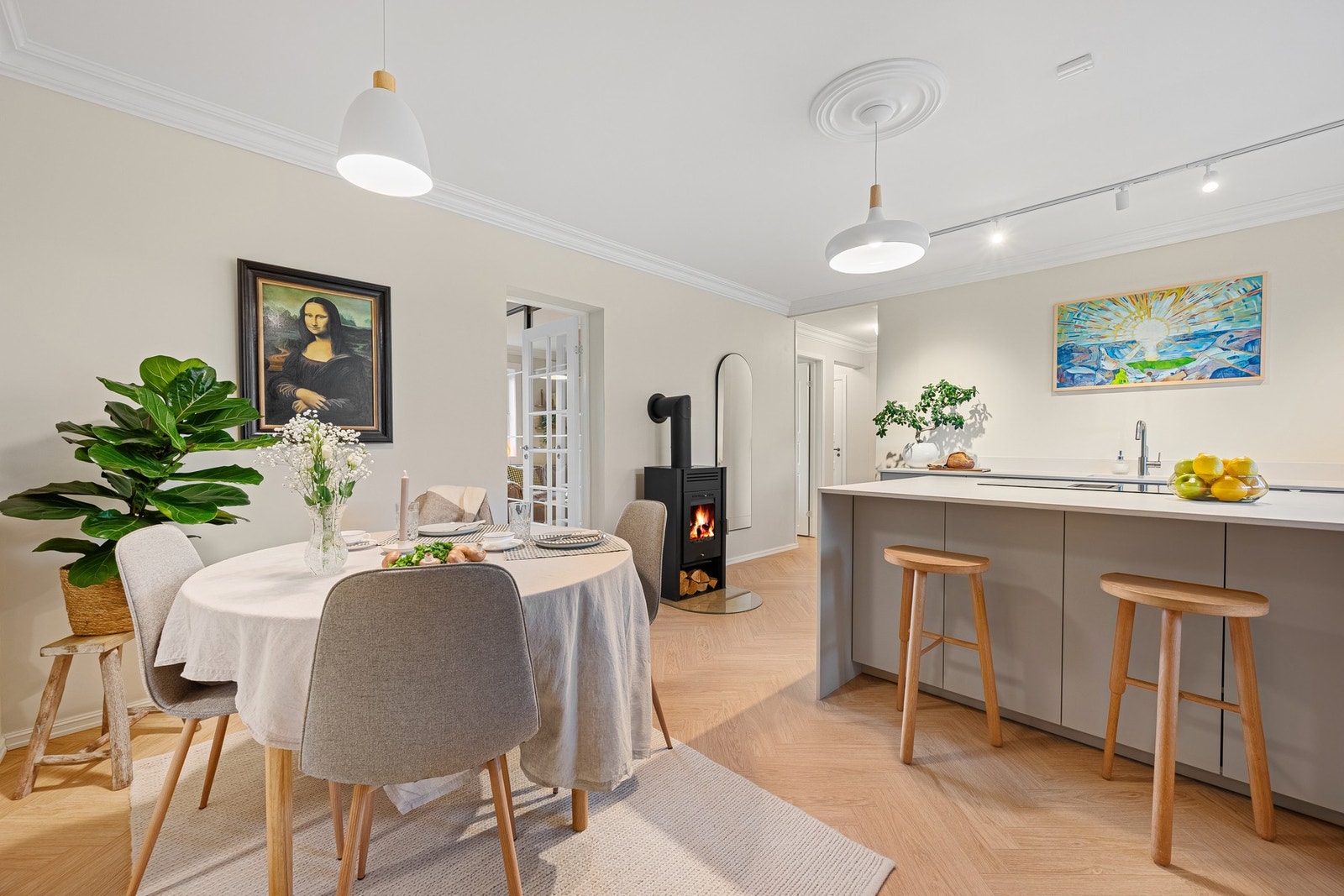 Det er en peis på kjøkkenet, som bidrar til en lun og hyggelig atmosfære i rommet. Galleribilde