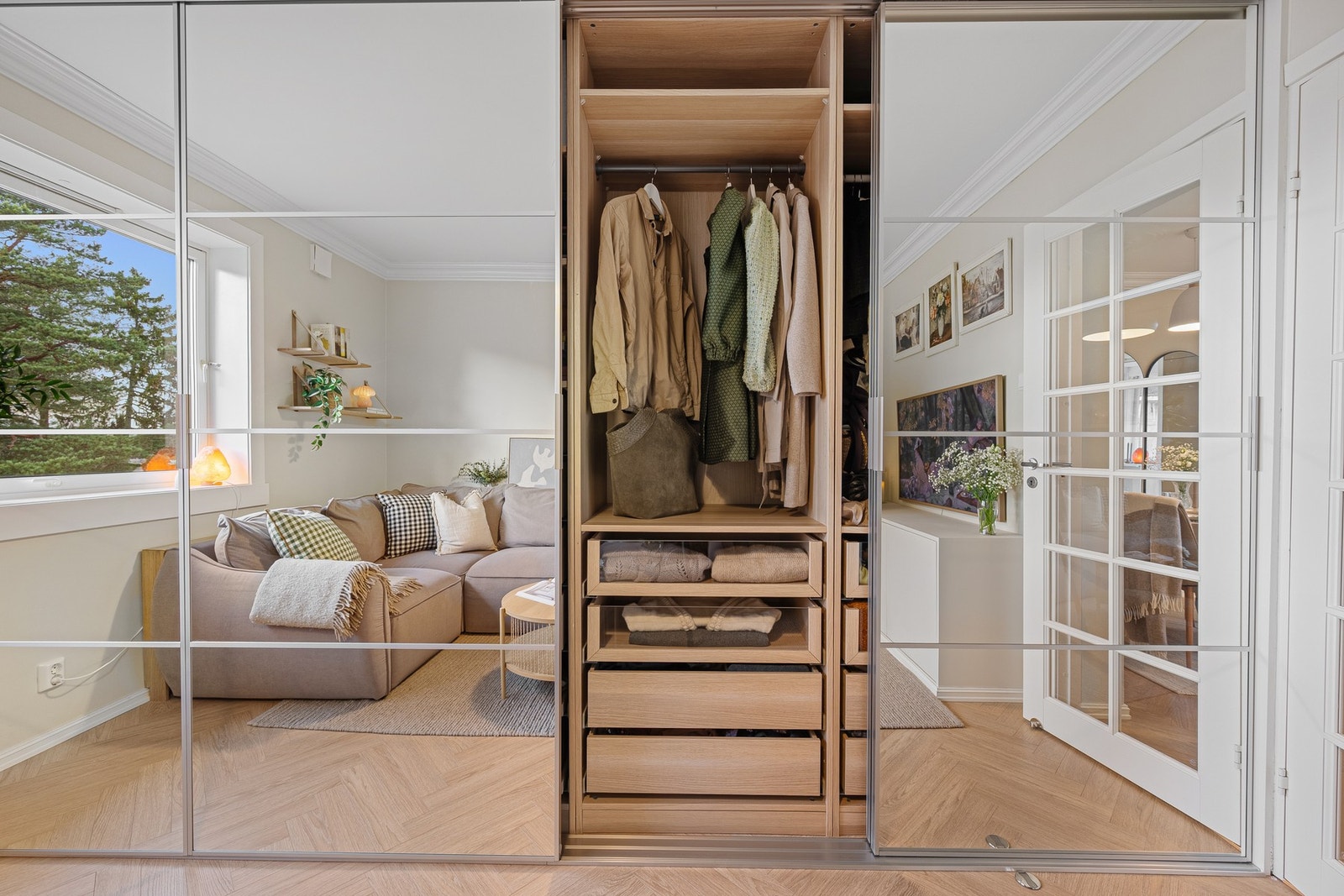 Her er det svært gode oppbevaringsmuligheter, med rikelig plass til både klær og utstyr. Galleribilde