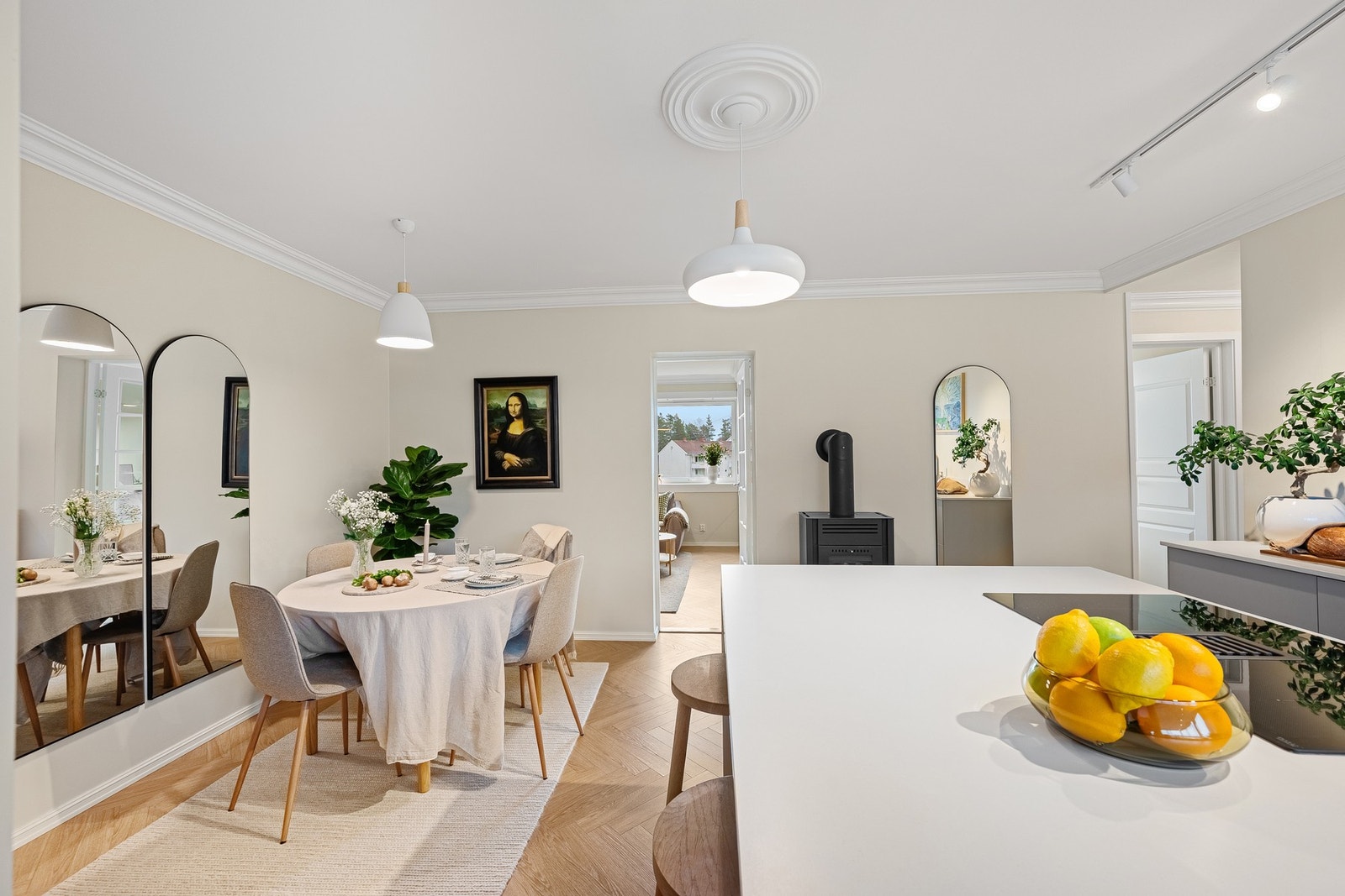 Det er også god plass til spisebord, noe som gjør rommet både sosialt og praktisk i hverdagen. Galleribilde