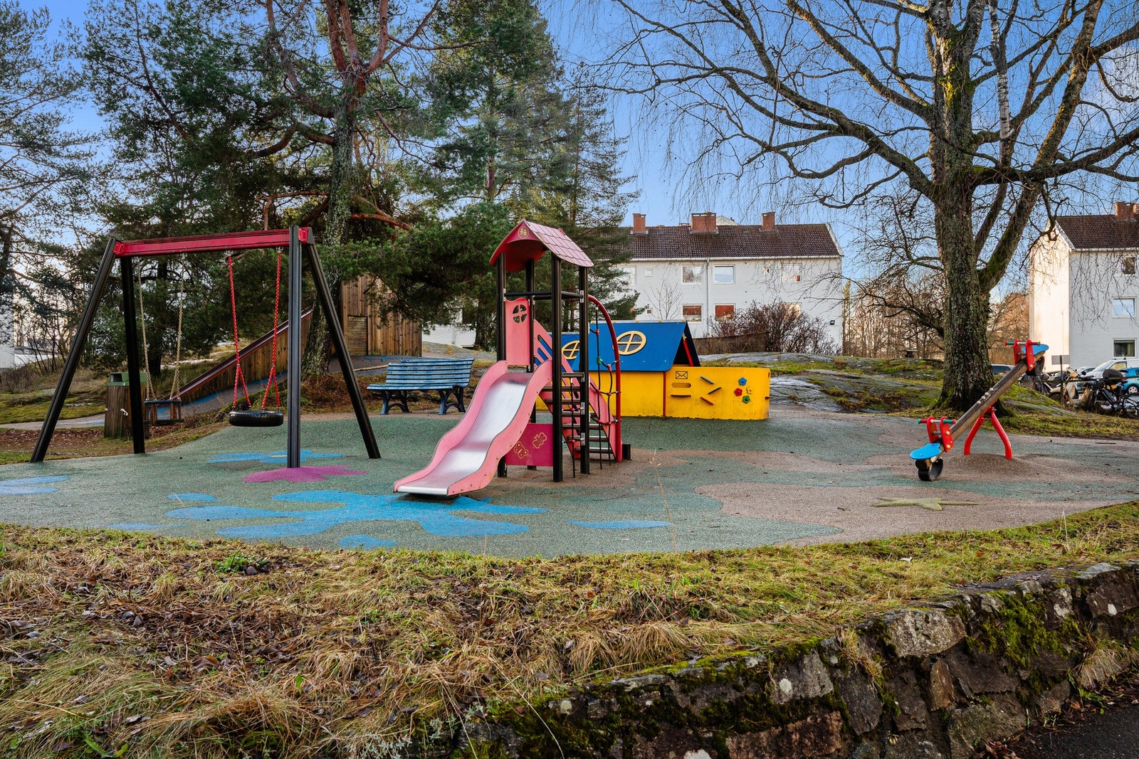 Det er lekeplass i nærområdet, noe som gjør området barnevennlig og attraktivt for familier. Galleribilde