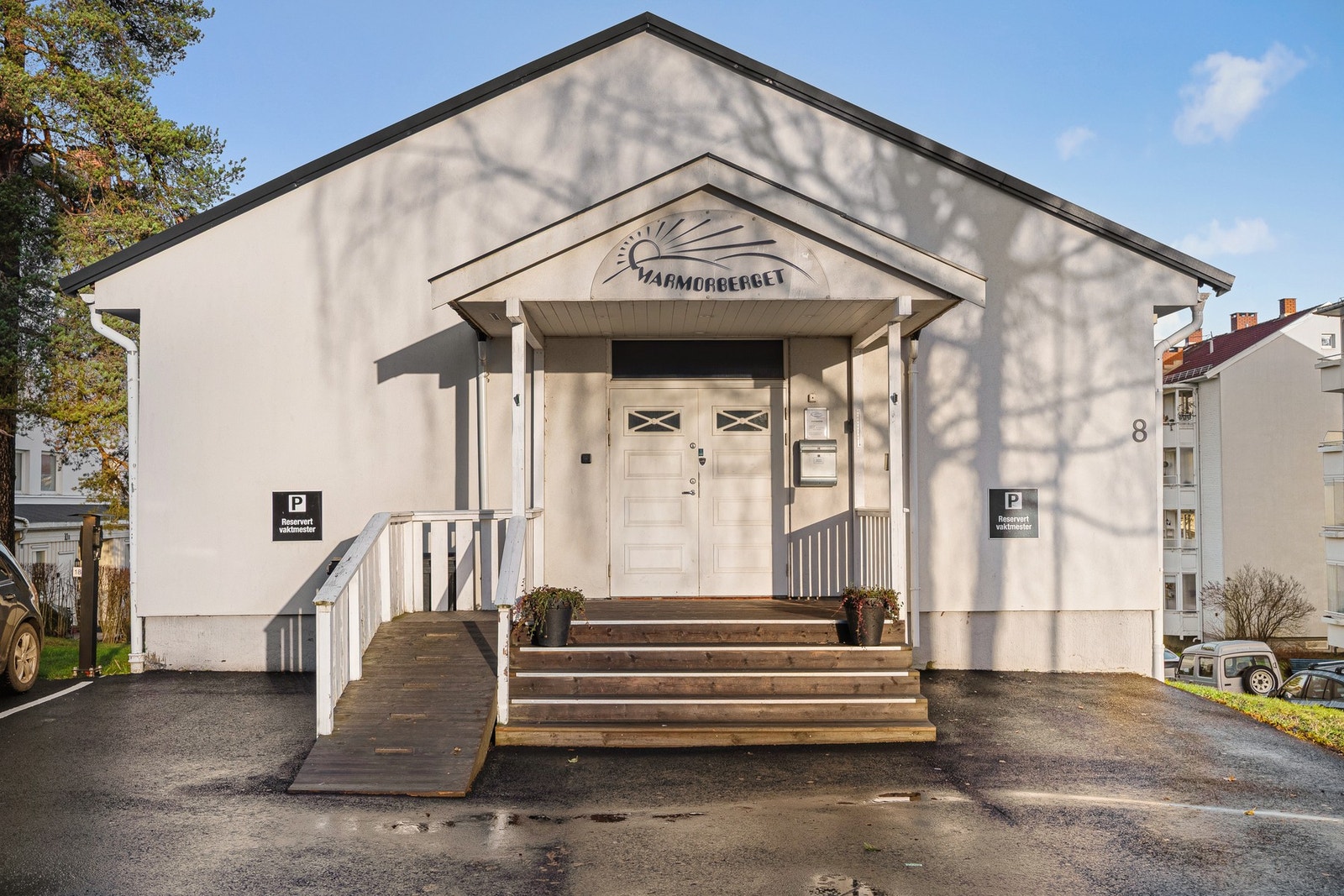 Det er også et grendehus i området, som gir beboerne tilgang til et sosialt samlingspunkt for ulike aktiviteter og arrangementer. Galleribilde