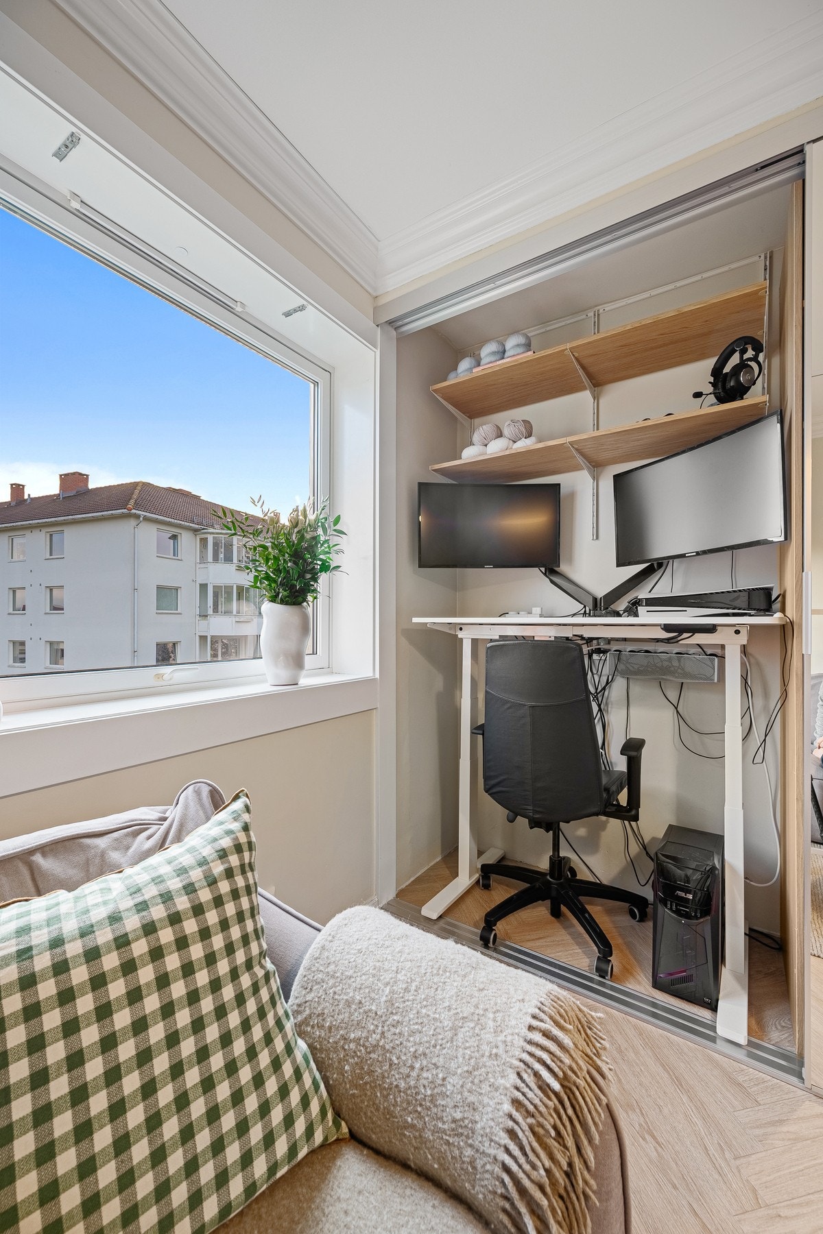 Vinduene slipper inn rikelig med naturlig lys og gir en trivelig atmosfære. Galleribilde