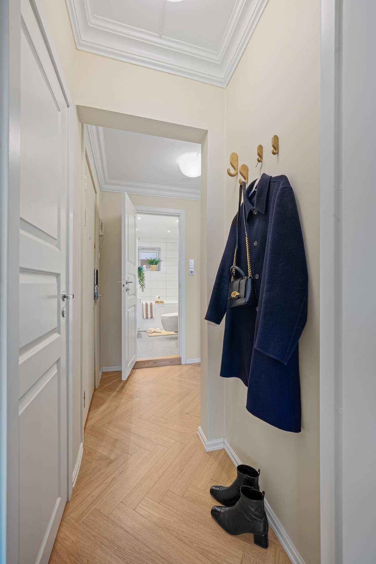 Her er det god plass til å henge fra seg ytterklær og sko. Galleribilde