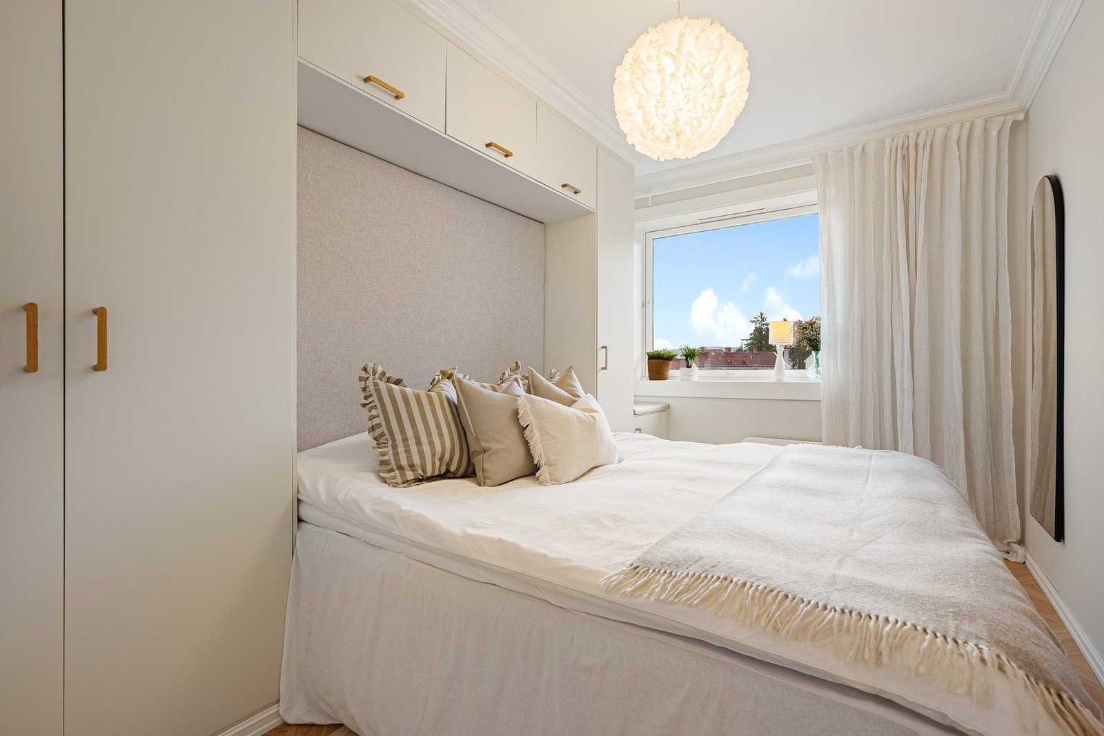 Boligen har to soverom. Hovedsoverommet har god plass til dobbeltseng og er utstyrt med rikelig skapplass. Galleribilde