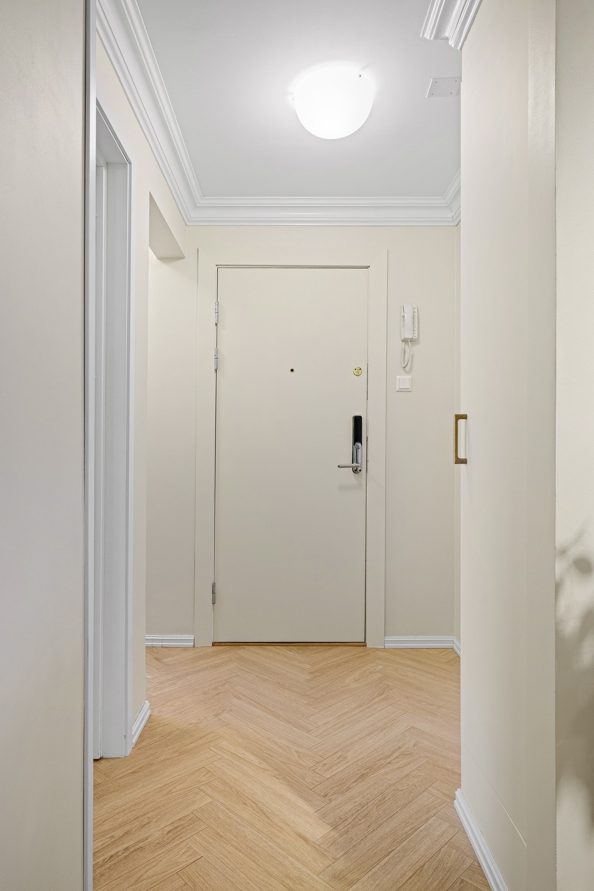 Entreen ønsker deg velkommen med en innbydende og moderne uttrykk. Galleribilde