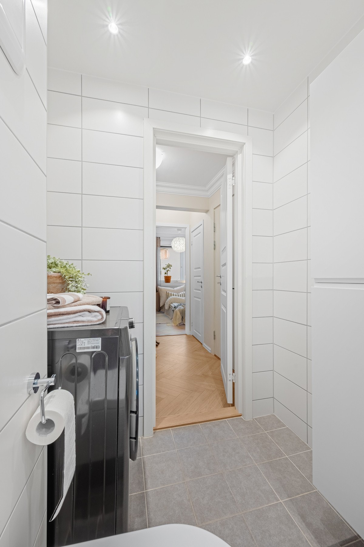 Det er lagt varmekabler i gulvet og installert innfelte spotlights i taket for en behagelig belysning. Galleribilde