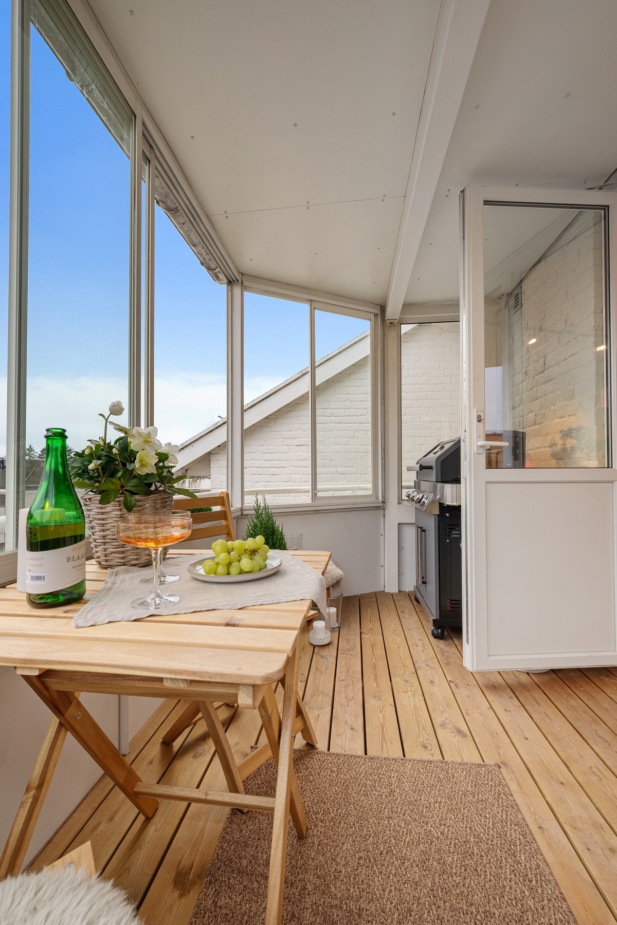 Med glassvinduene som enkelt kan skyves til siden, kan du nyte en god gjennomlufting på varme dager. Galleribilde