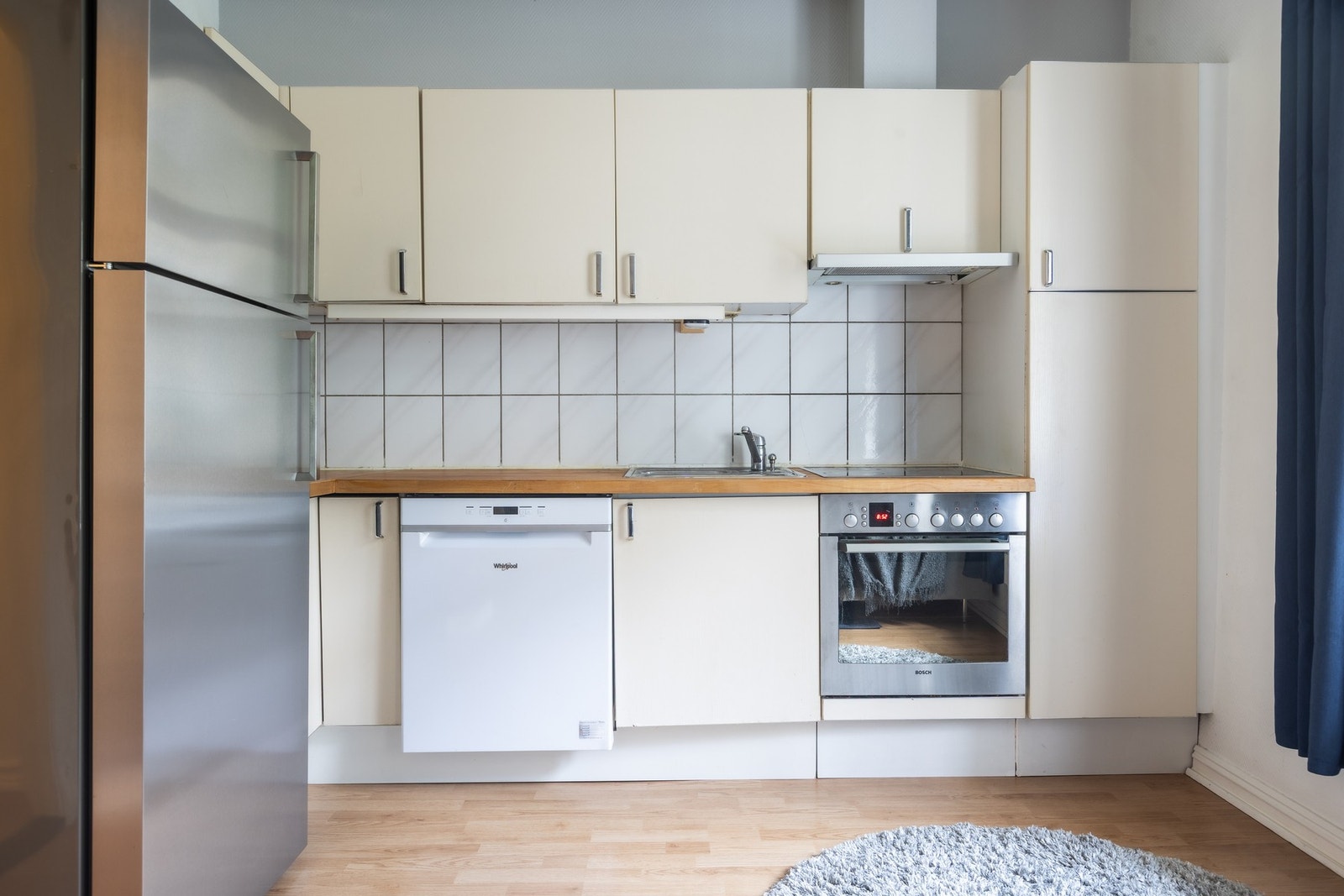 Praktisk kjøkken med god skapplass og heltre benkeplate. Galleribilde