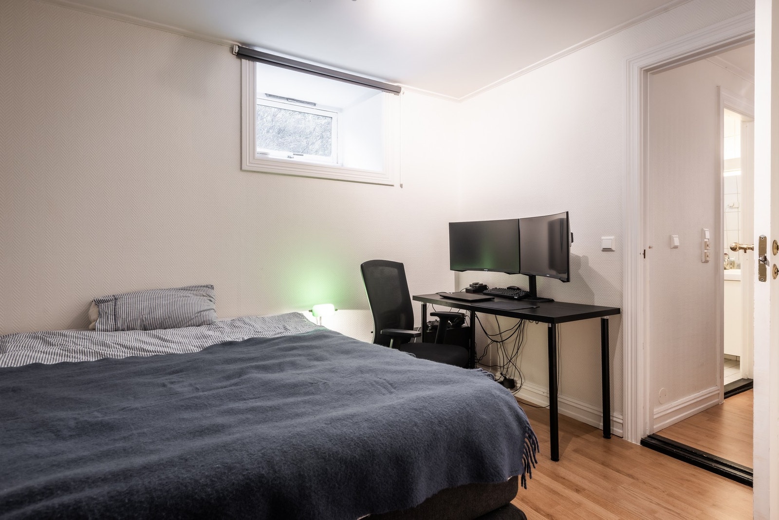 God plass til både dobbelseng og kontorområde.
. Galleribilde