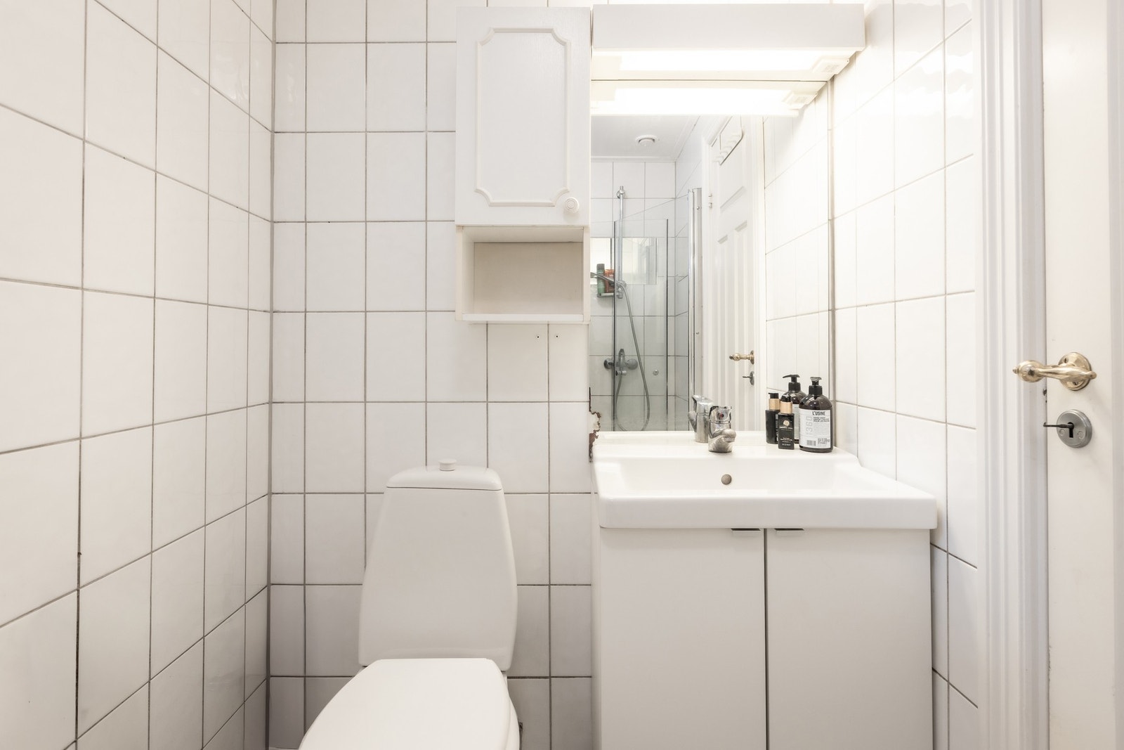 Bad med servantinnredning og opplegg for vaskemaskin. Galleribilde