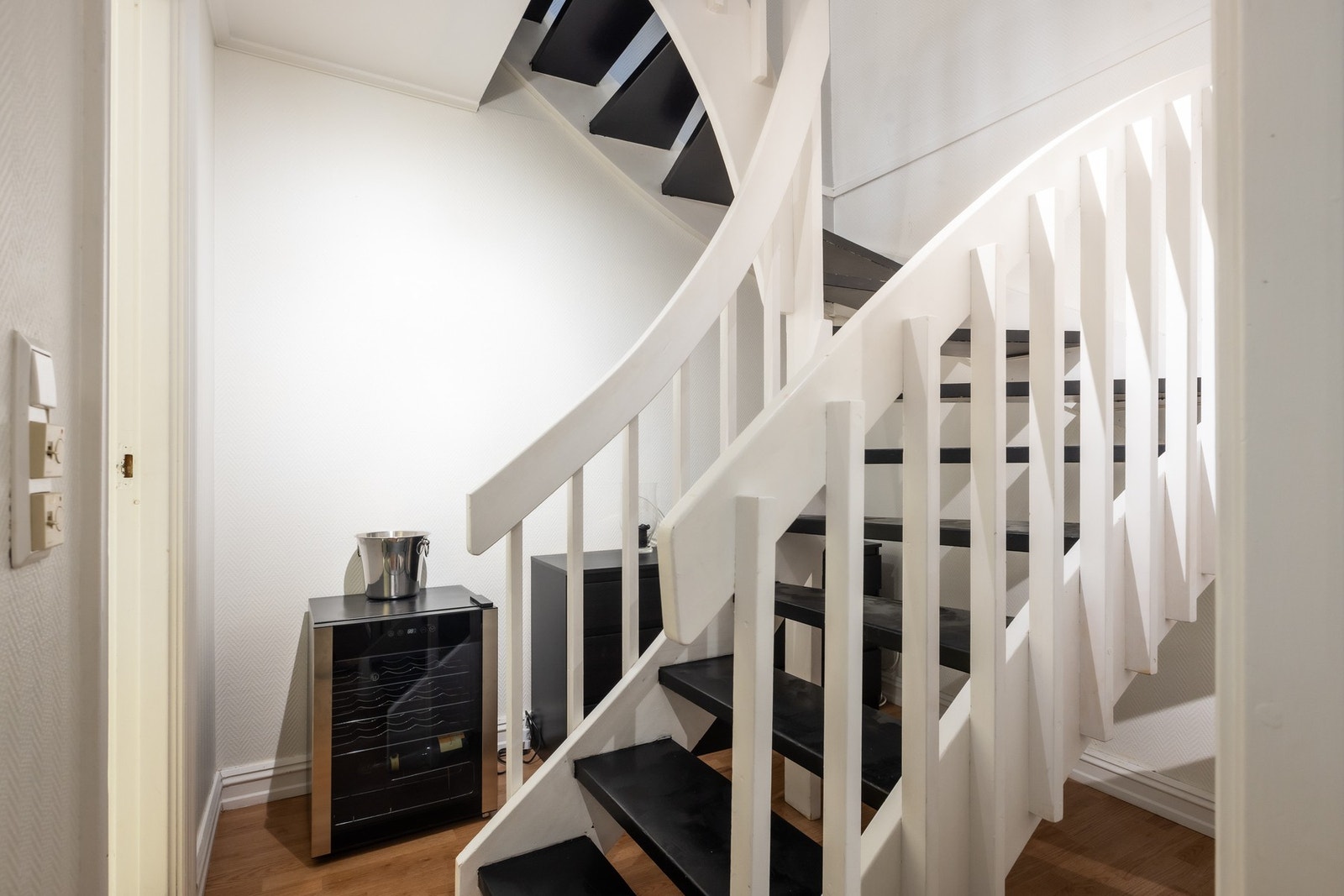 Åpen trappeløsning mellom etasjene. Galleribilde