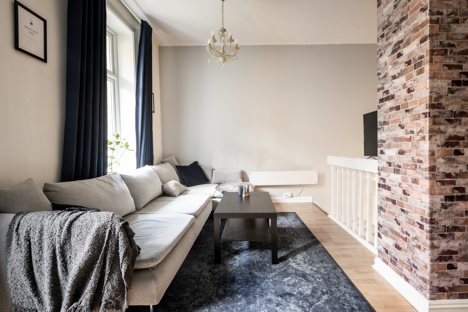 Luftig oppholdsrom med fint lysinnslipp. Galleribilde