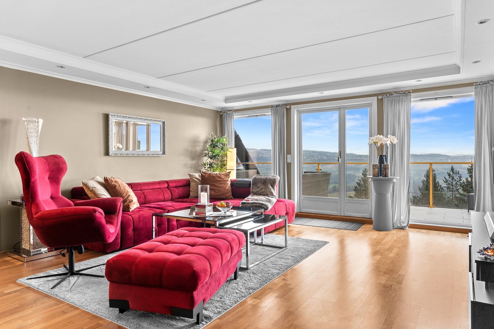 Lys og romslig stue med store vindusflater og direkte utgang til balkongen - perfekt for å nyte utsikten året rundt. Galleribilde