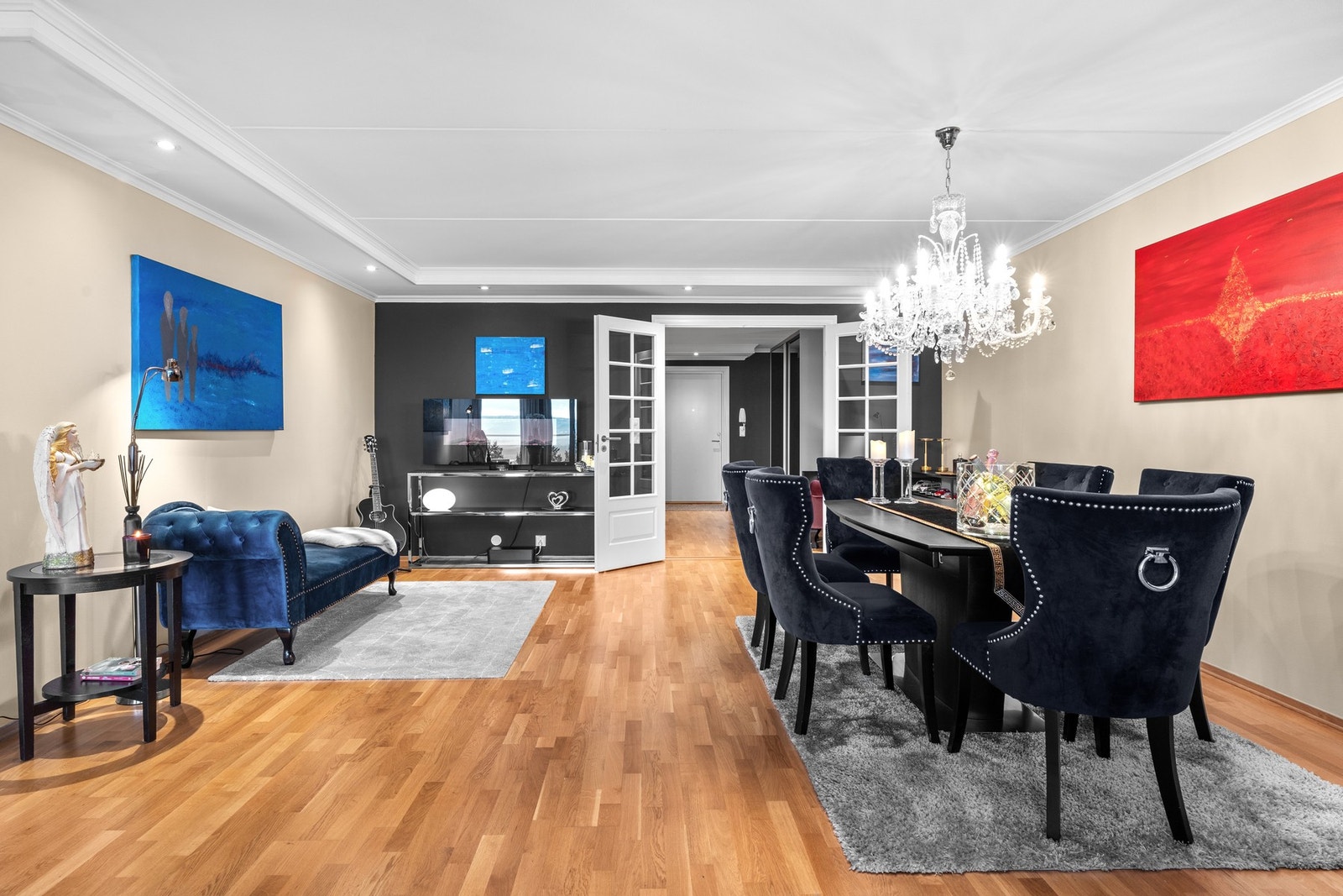 Stilfull spisestue med god plass til gjester - perfekt for hyggelige måltider og selskap. Galleribilde