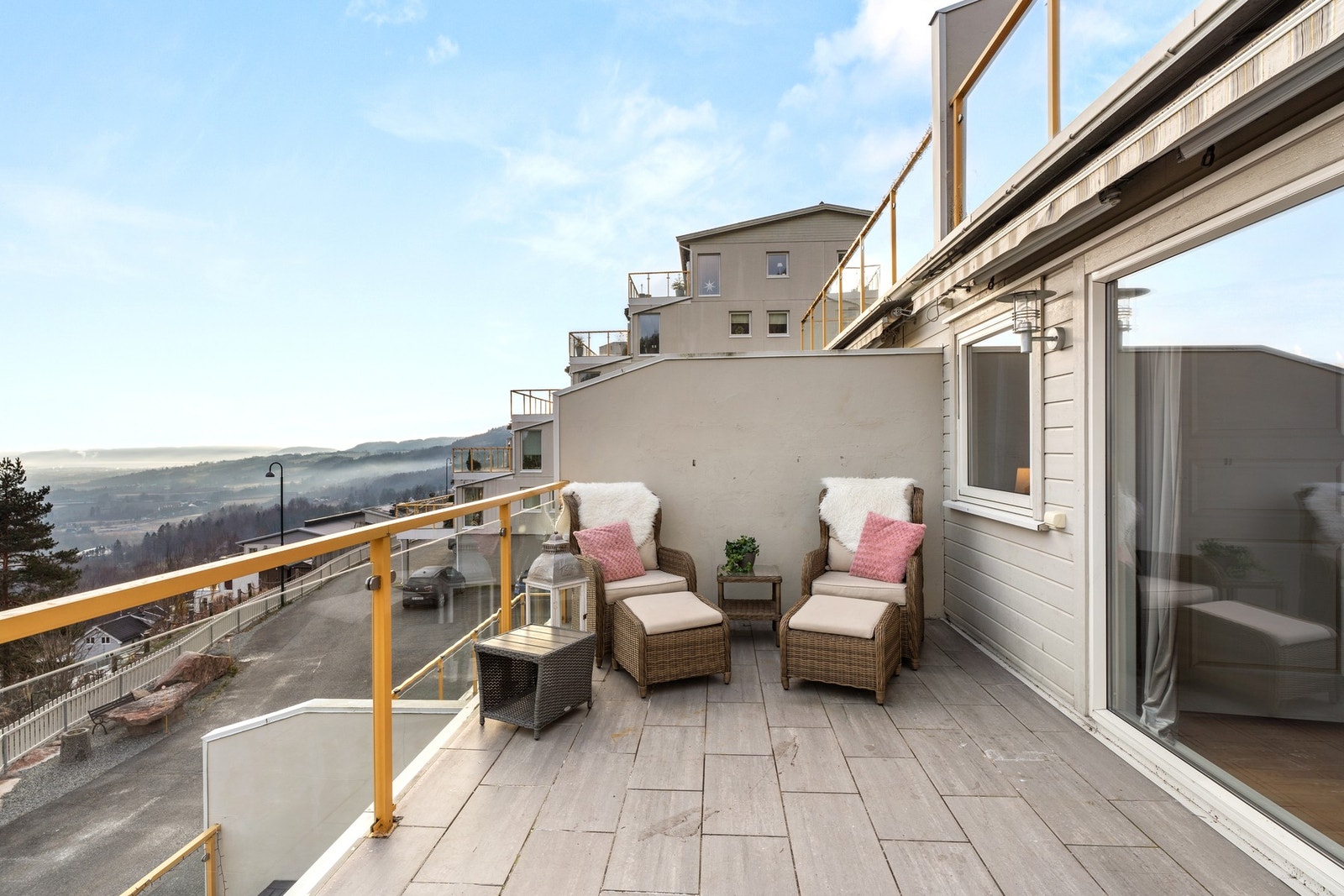 Utsiktsterrasse med god plass til avslapning - her kan du starte dagen med morgenlys og frisk luft. Galleribilde