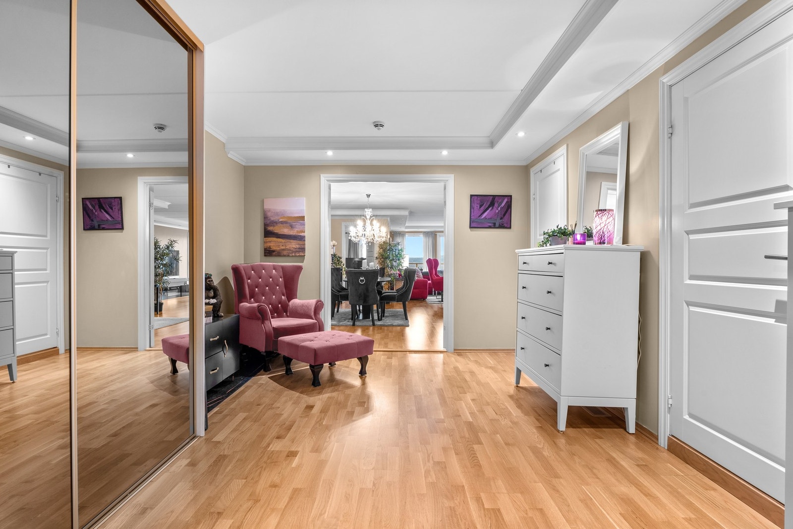 Praktisk og stilfull entré med store speilflater og gjennomgående fine materialer. Galleribilde