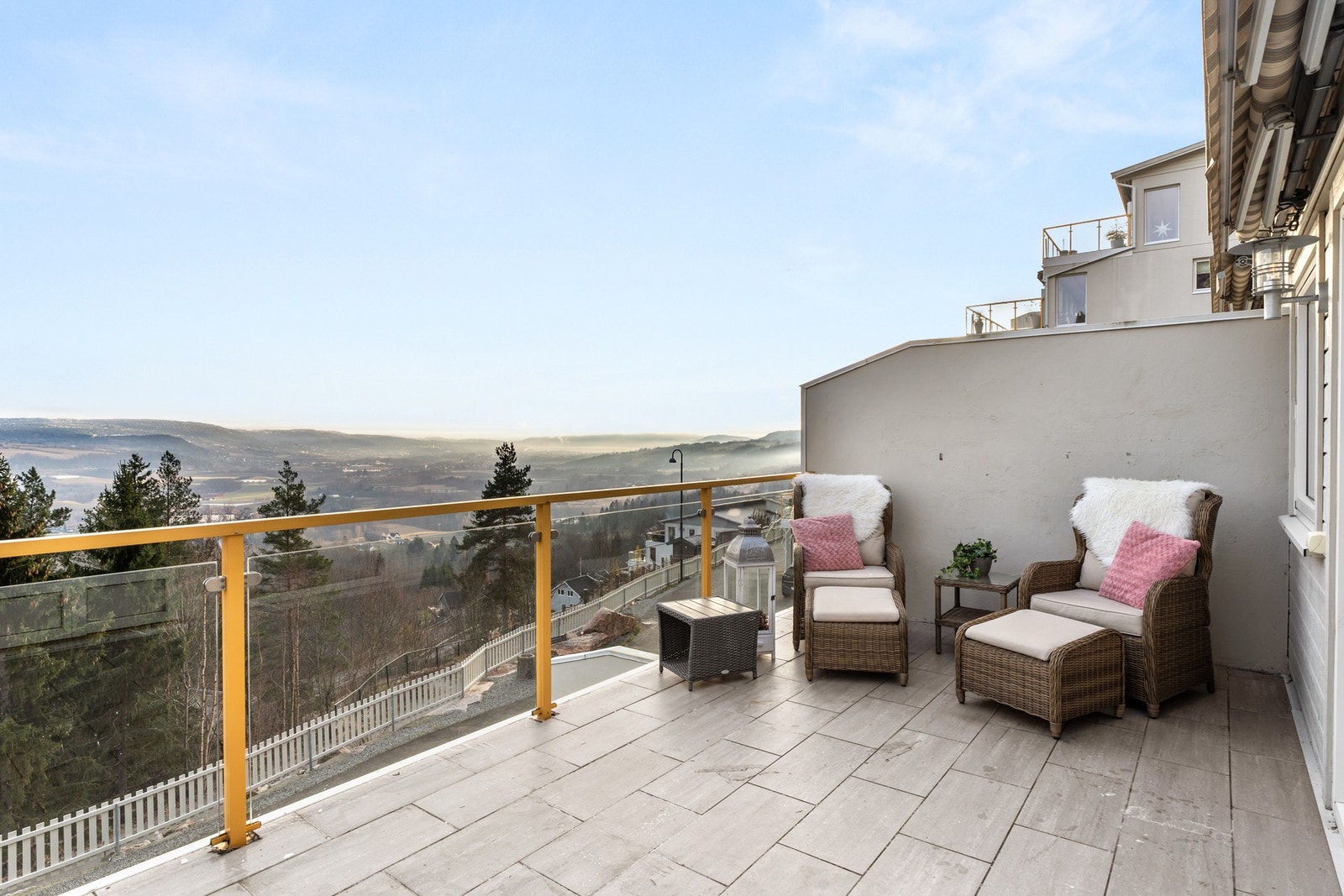 Romslig terrasse med flott utsikt over dalen - et perfekt sted for rolige morgener eller avslappende kvelder. Galleribilde