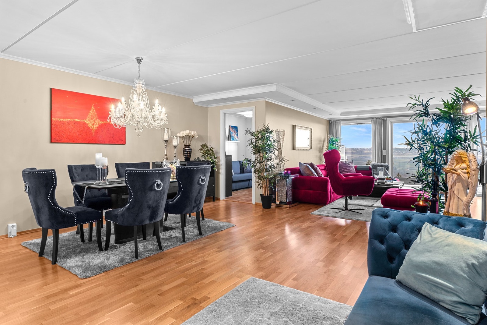 Elegant og romslig oppholdsrom med gjennomgående kvaliteter og flott lysinnslipp. Galleribilde