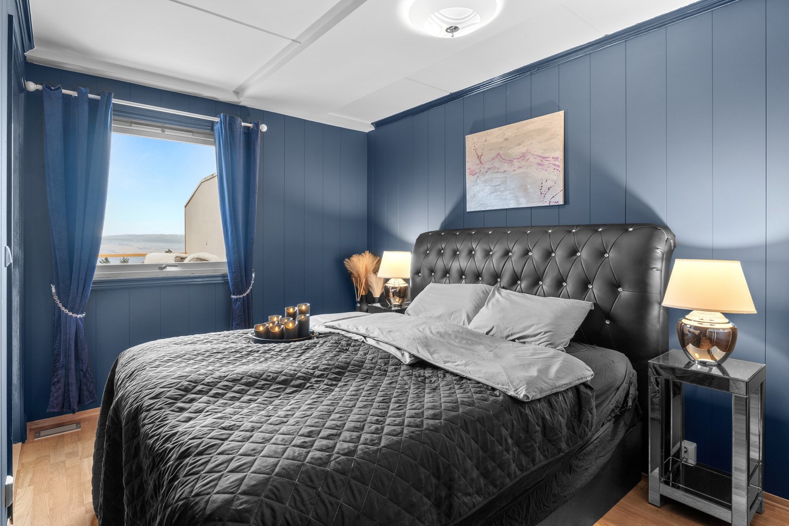 Trivelig soverom med god naturlig belysning og plass til dobbeltseng og nattbord. Galleribilde