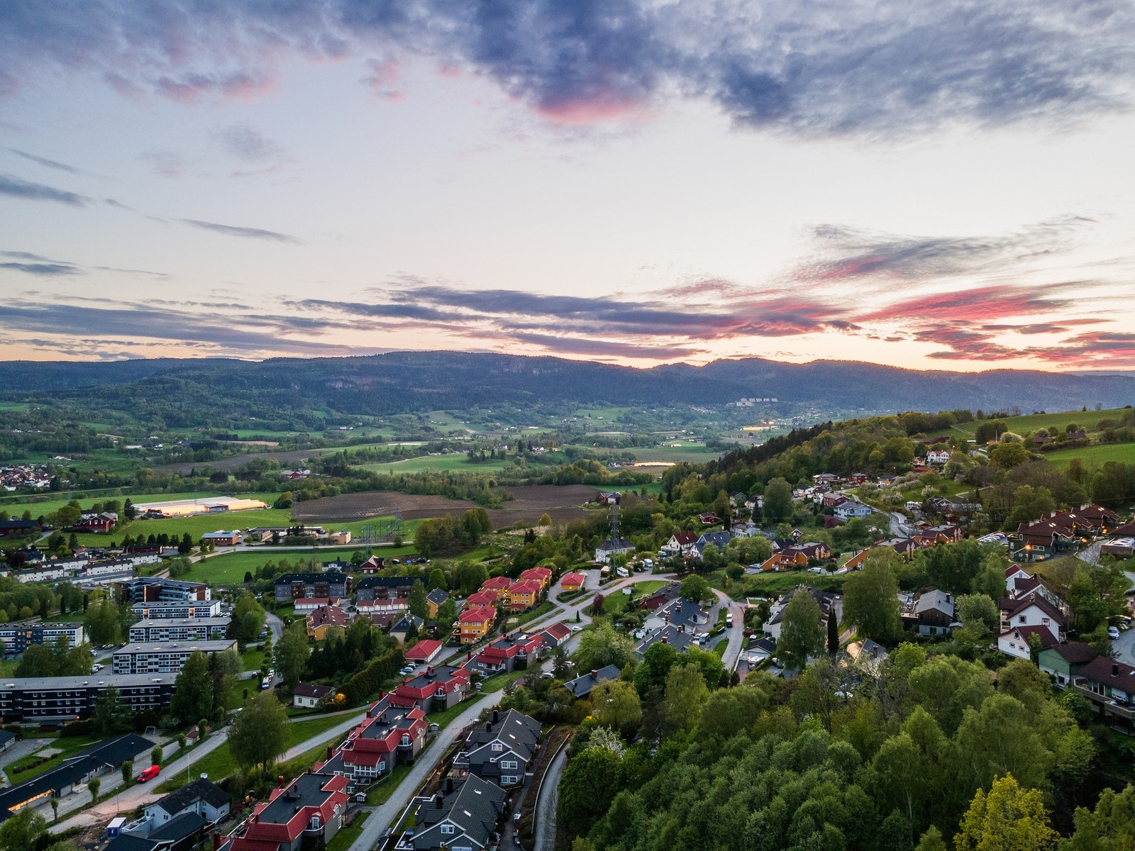 Flott oversiktsbilde av nærområdet - omgitt av grønne omgivelser, landlige kvaliteter og vakre solnedganger. Galleribilde