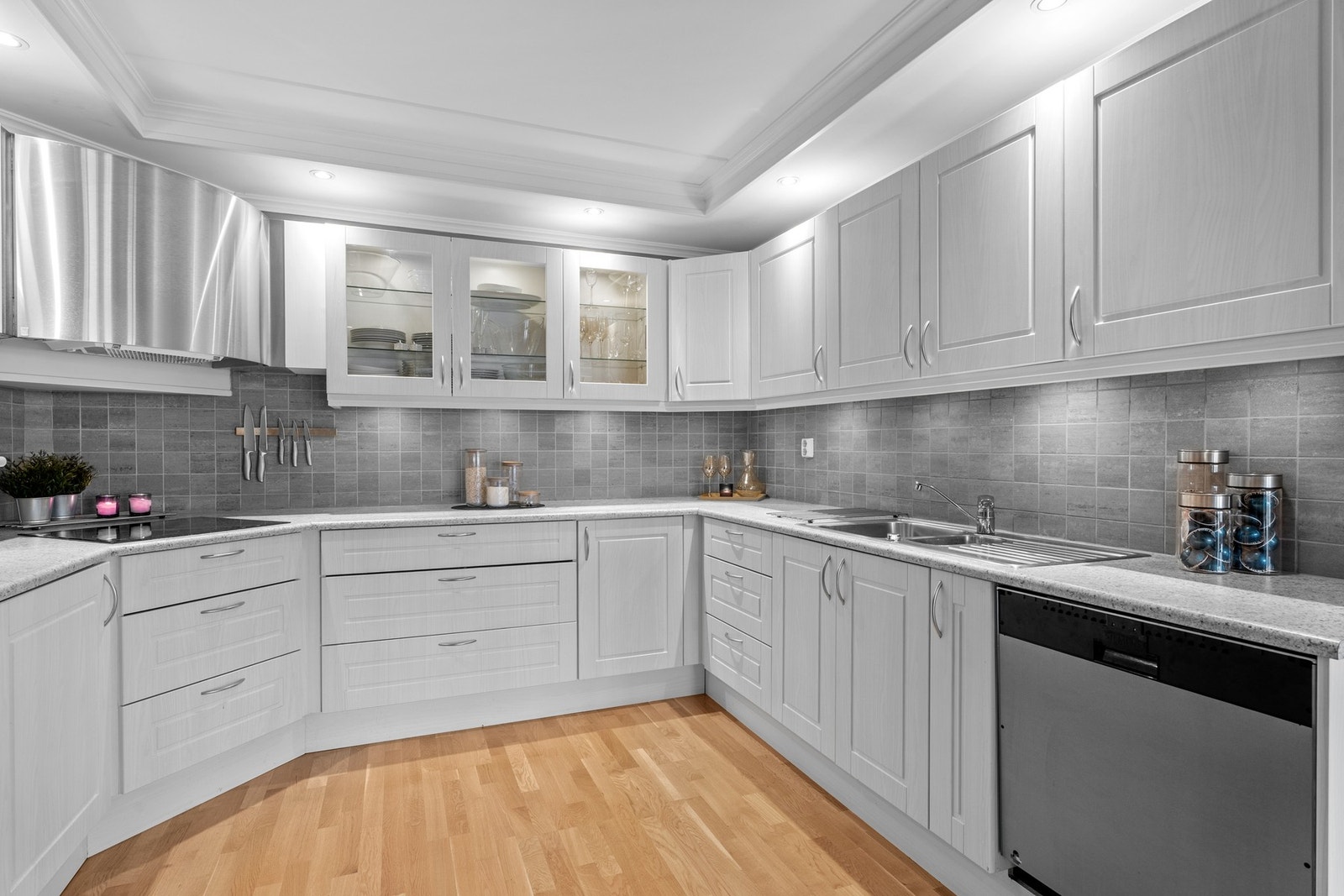 Praktisk kjøkken med god lagringsplass, nedfelt oppvaskkum og ventilator koblet til ventilasjonsanlegg. Galleribilde