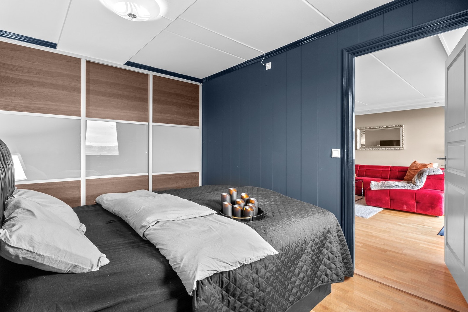 Soverom i direkte tilknytning til stuen - smart planløsning med god flyt mellom rommene. Galleribilde
