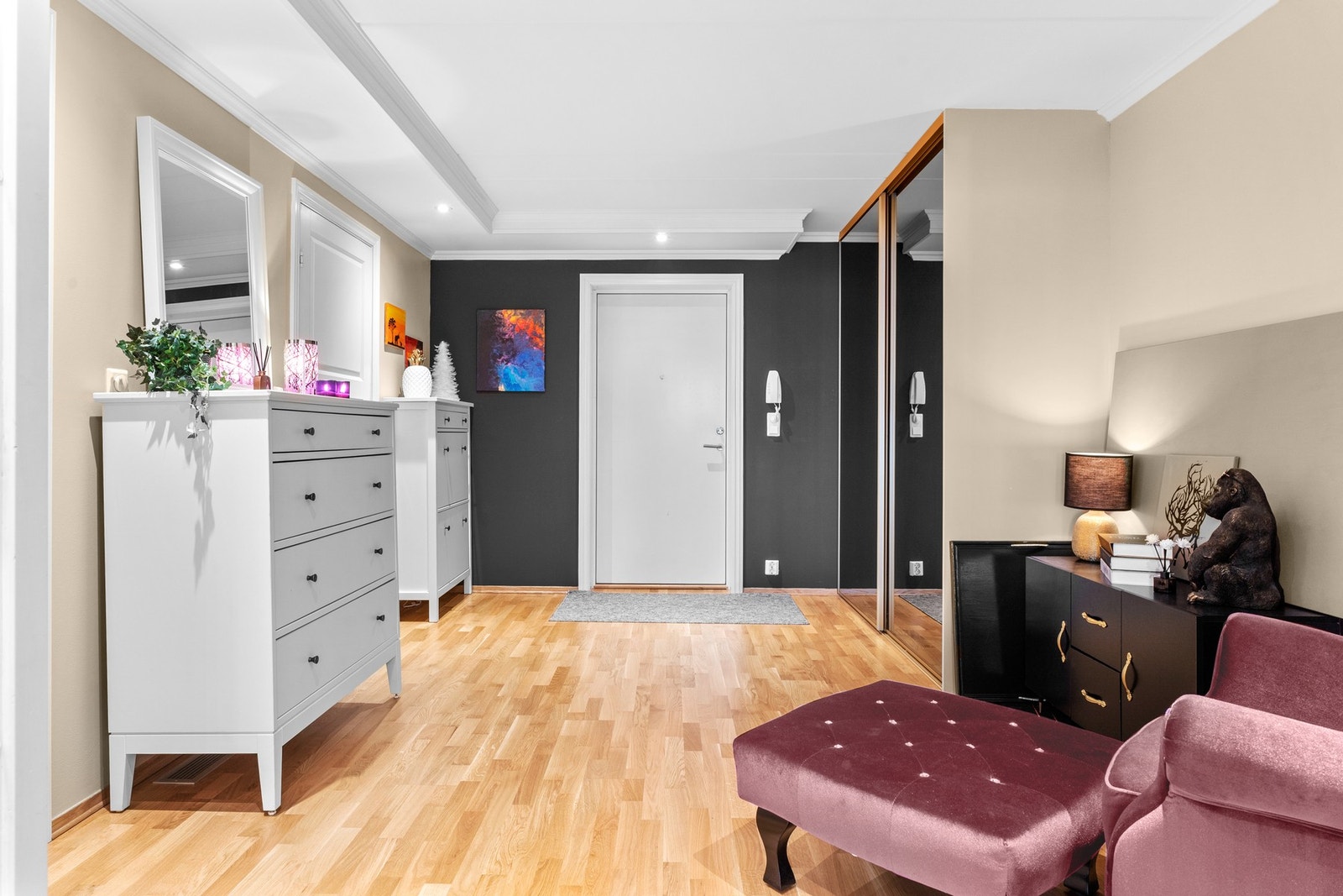 Lys og romslig entré med god plass til oppbevaring og en innbydende velkomst til boligen. Galleribilde