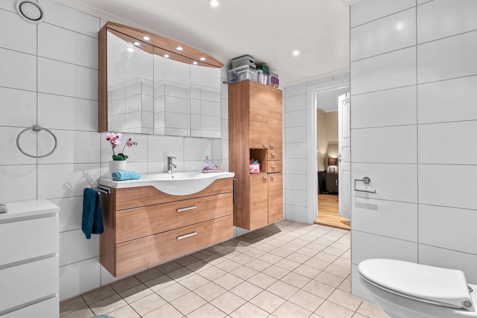 Pent baderom med moderne innredning, god skapplass og vegghengt toalett. Galleribilde