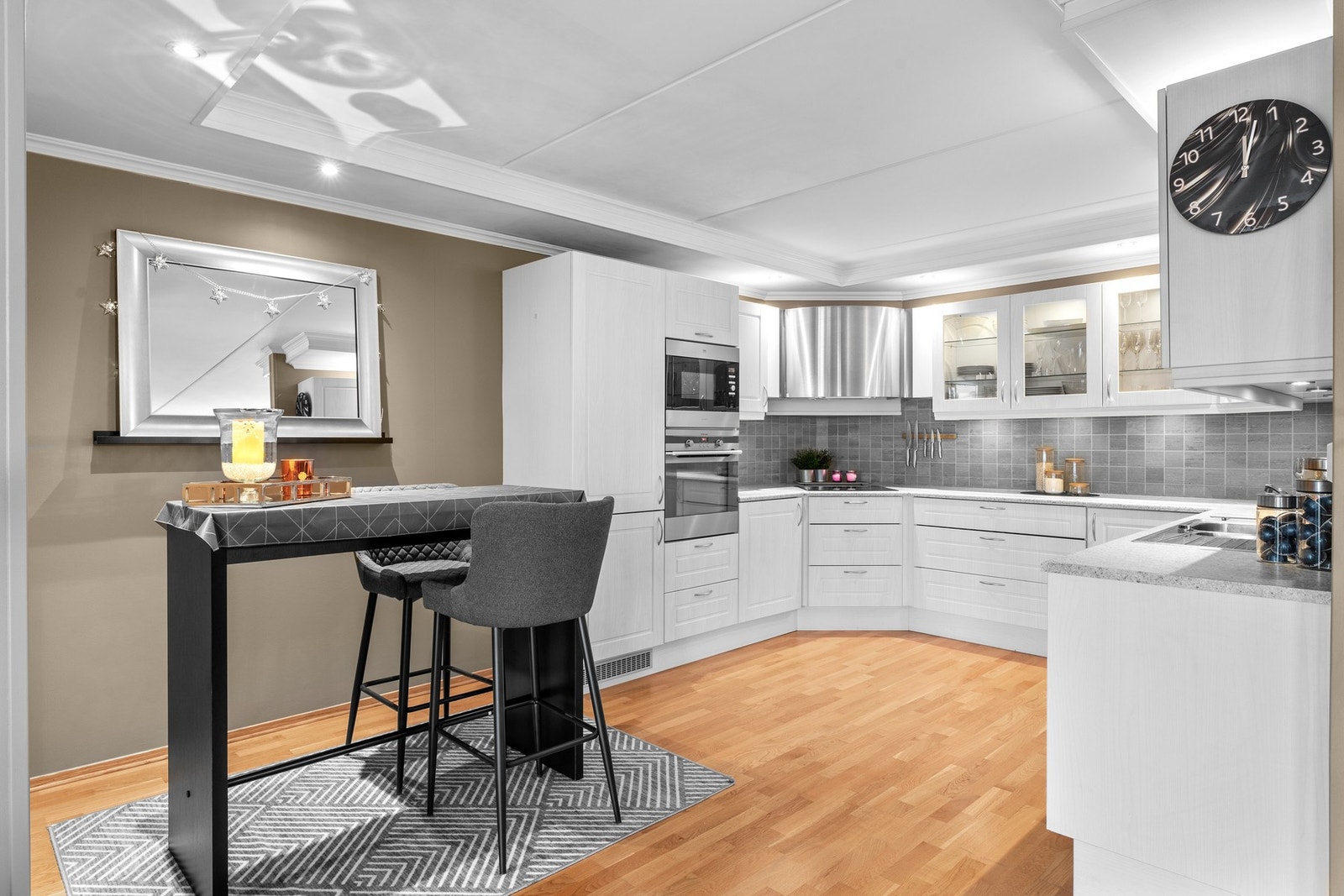 Lyst og romslig kjøkken med god skap- og benkeplass, praktisk flislagt vegg og integrerte hvitevarer for en moderne og funksjonell hverdag. Galleribilde