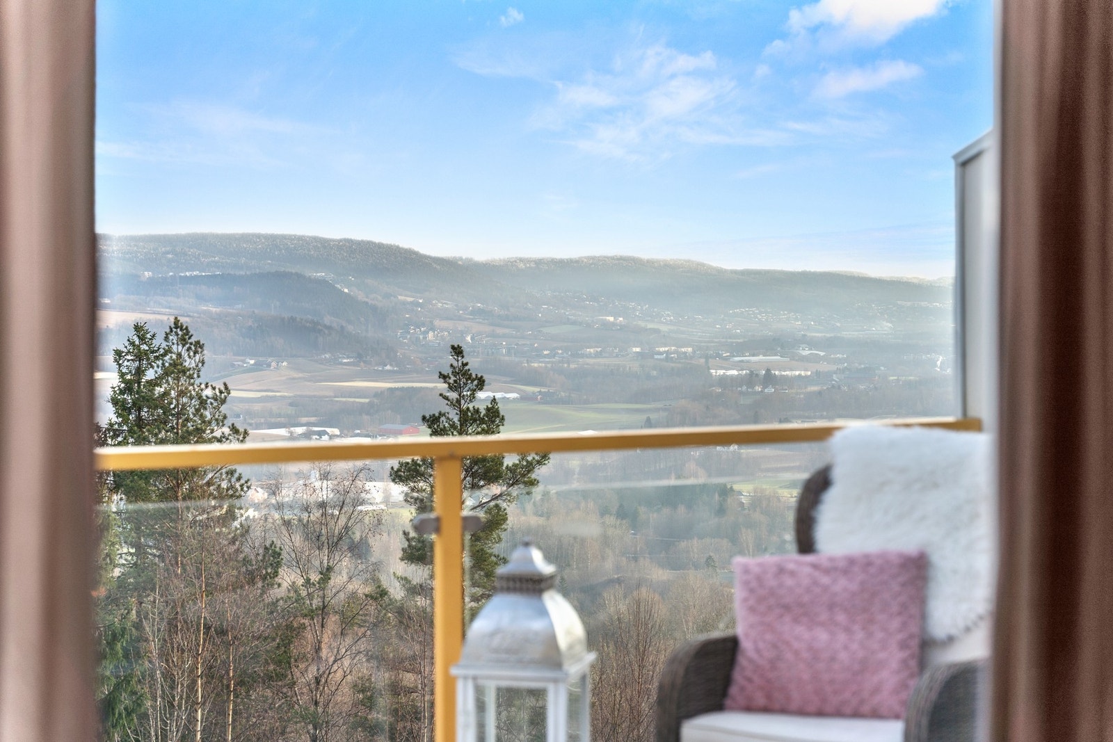 Utsikt rett fra stuen - her får du et harmonisk møte mellom inne og ute. Galleribilde