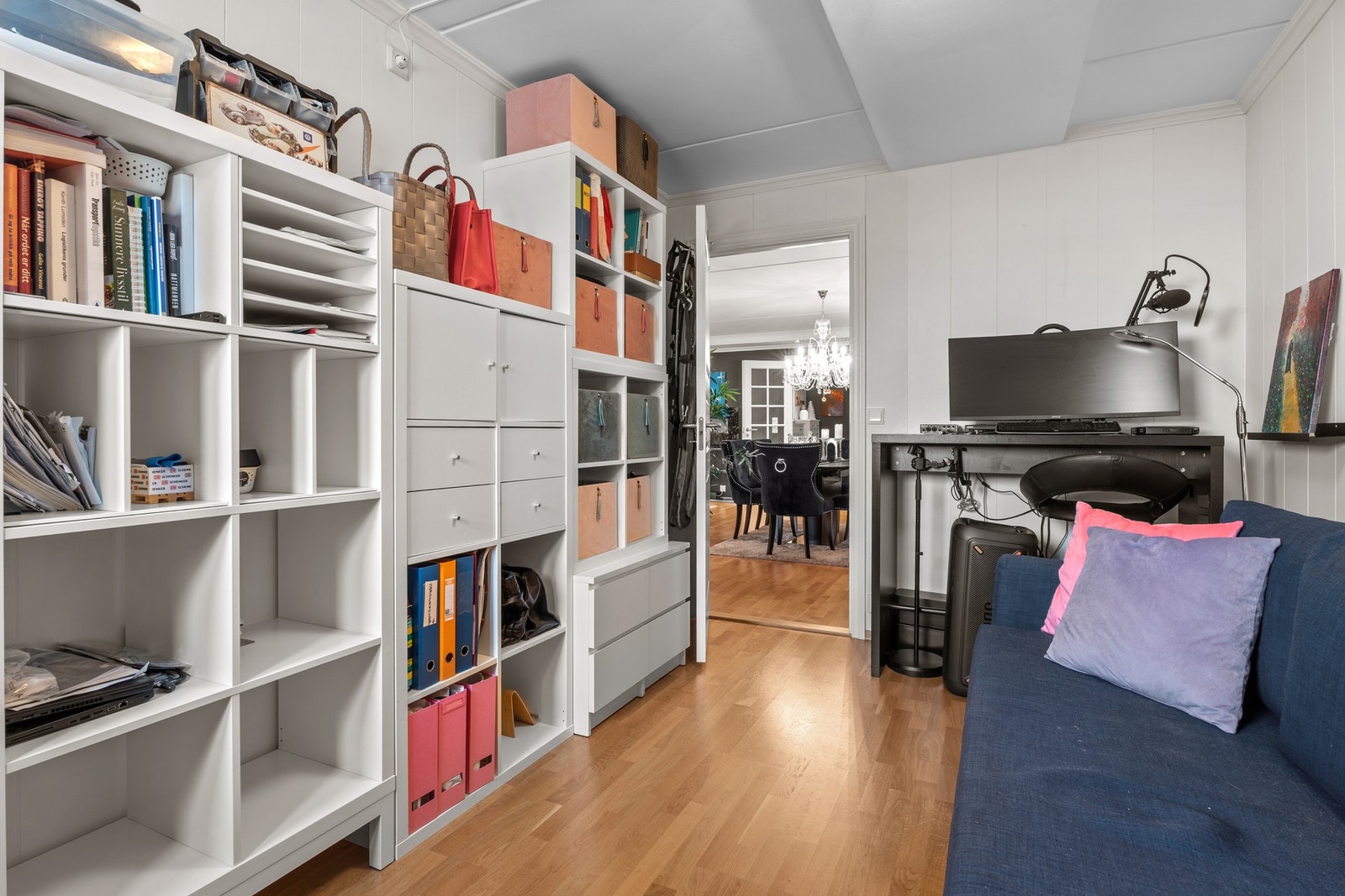 Lyst og romslig rom med god oppbevaringsplass og store møbleringsmuligheter. Galleribilde