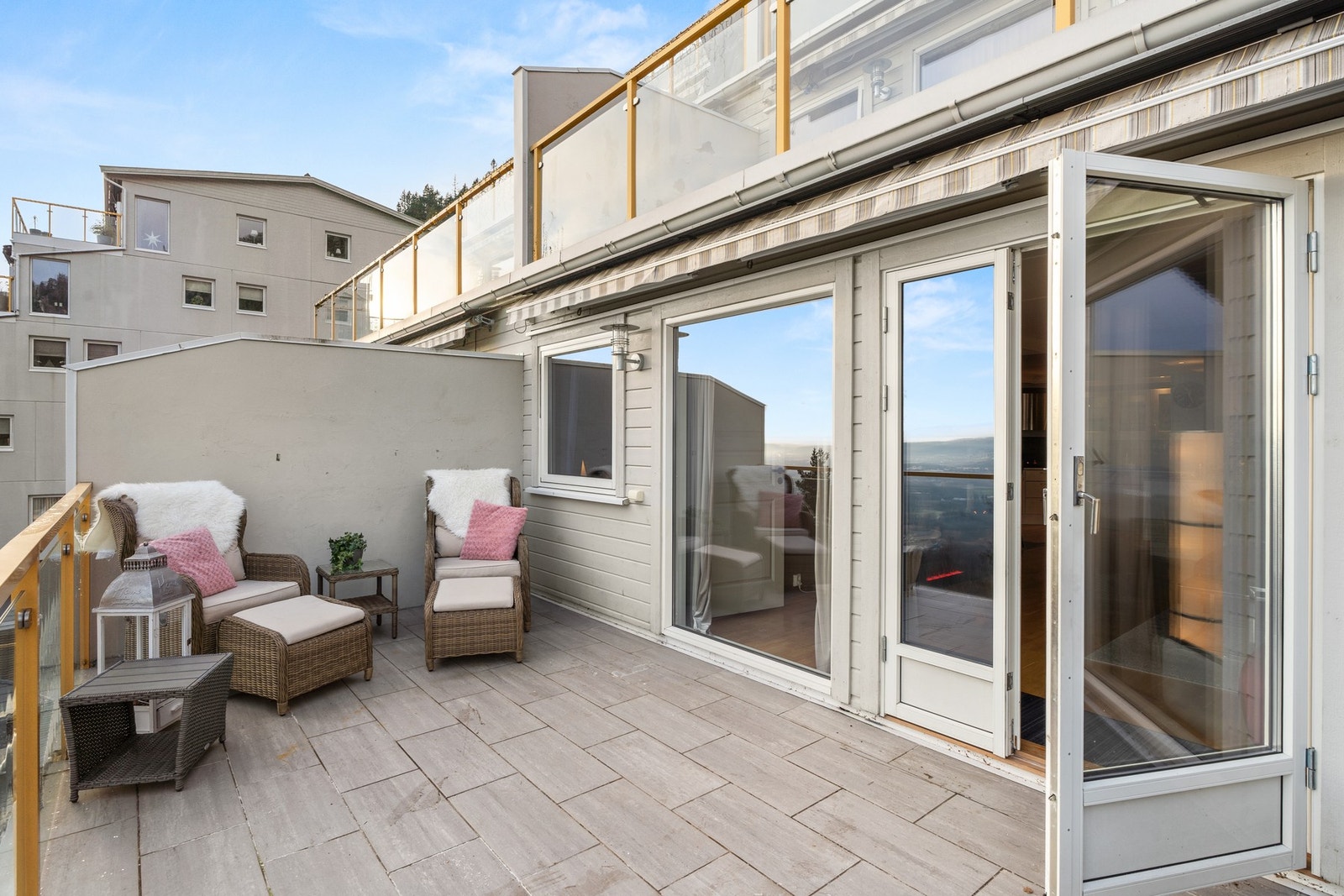 Velholdt og romslig terrasse med sittegruppe. Galleribilde