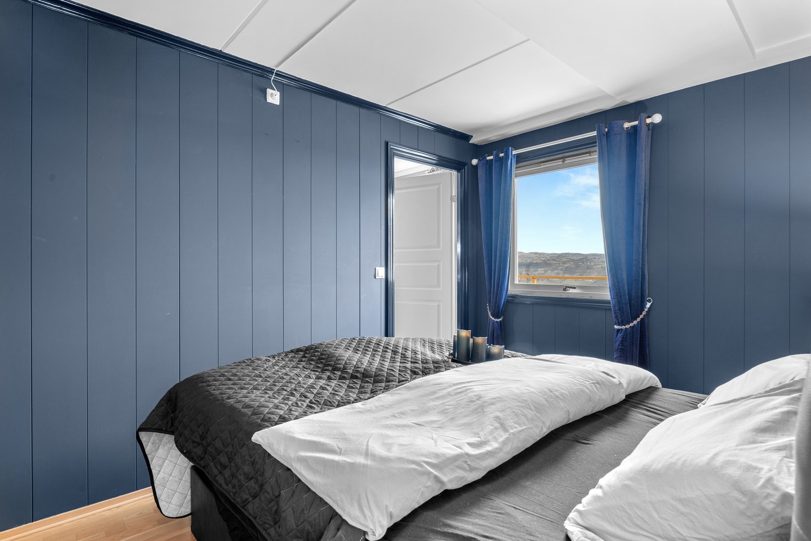 Lunt og rolig soverom med behagelige fargetoner og utsikt rett fra vinduet. Galleribilde