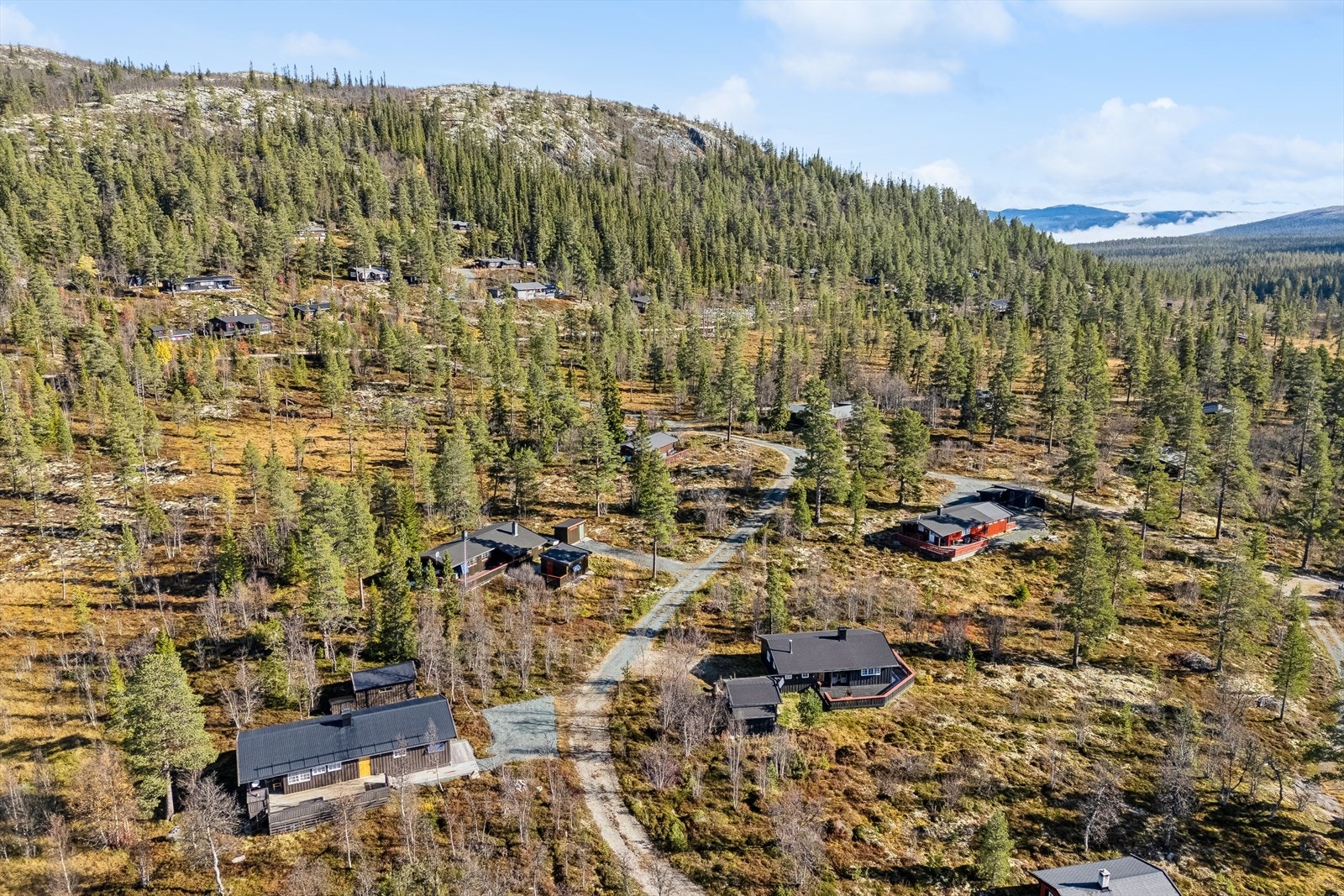 Eiendommen ligger fint til i et etablert hytteområde Galleribilde