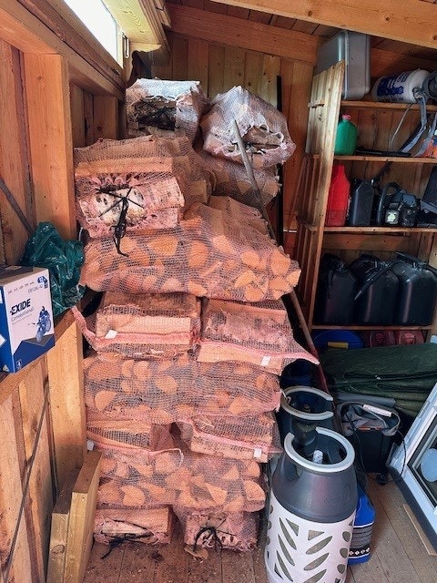 Ved og div. utstyr kan følge hytta ved salg Galleribilde