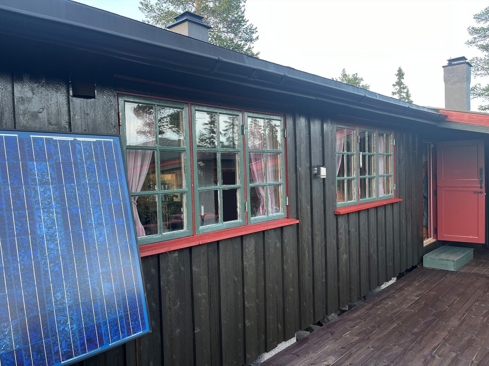 Selger har malt vinduer, pipe og beiset terrasse sommeren 2024 Galleribilde